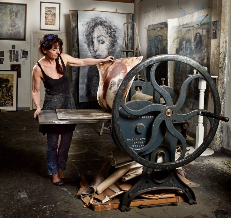 Corinna Button an der Druckpresse in ihrem Studio in Teddington (Foto: Detleff Koertge)