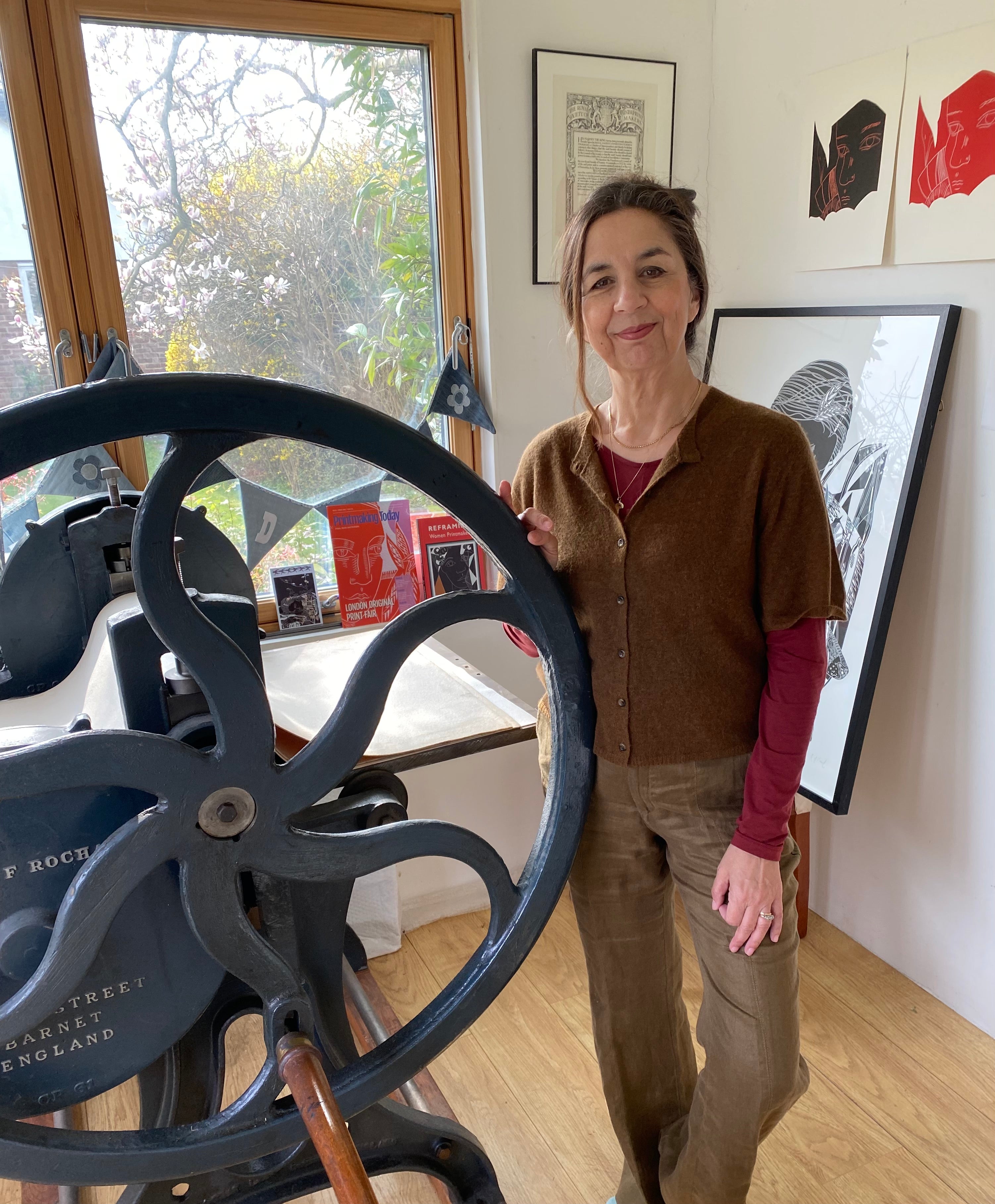 Richenda Court in ihrem Atelier mit Druckpresse