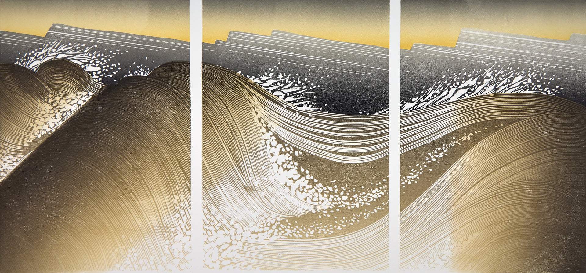 Holzschnitt-Triptychon The Irascible Sea von Rod Nelson ARE, goldbraune Wellen mit weißer Gischt