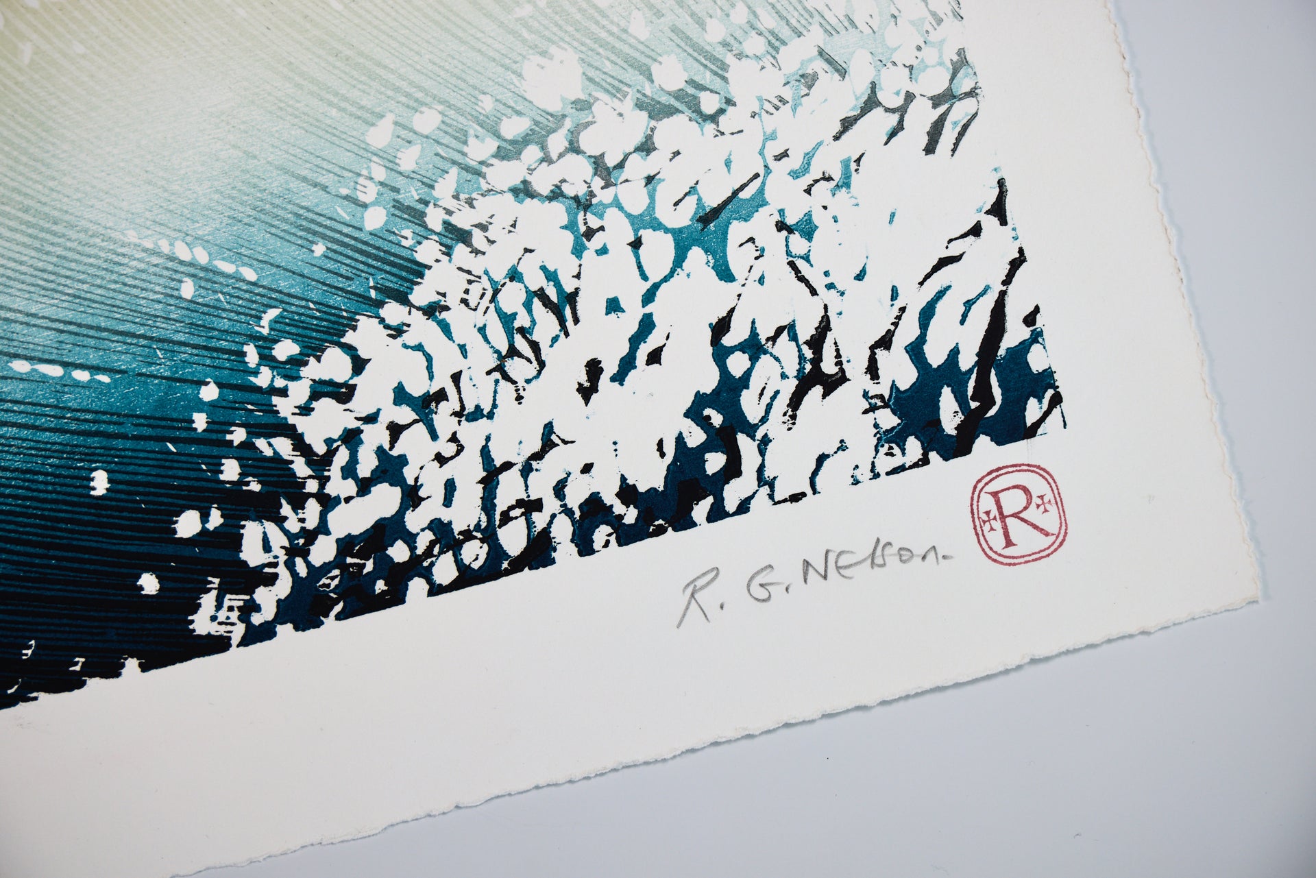 Signatur R.G. Nelson mit rotem Künstlerstempel auf Büttenpapier