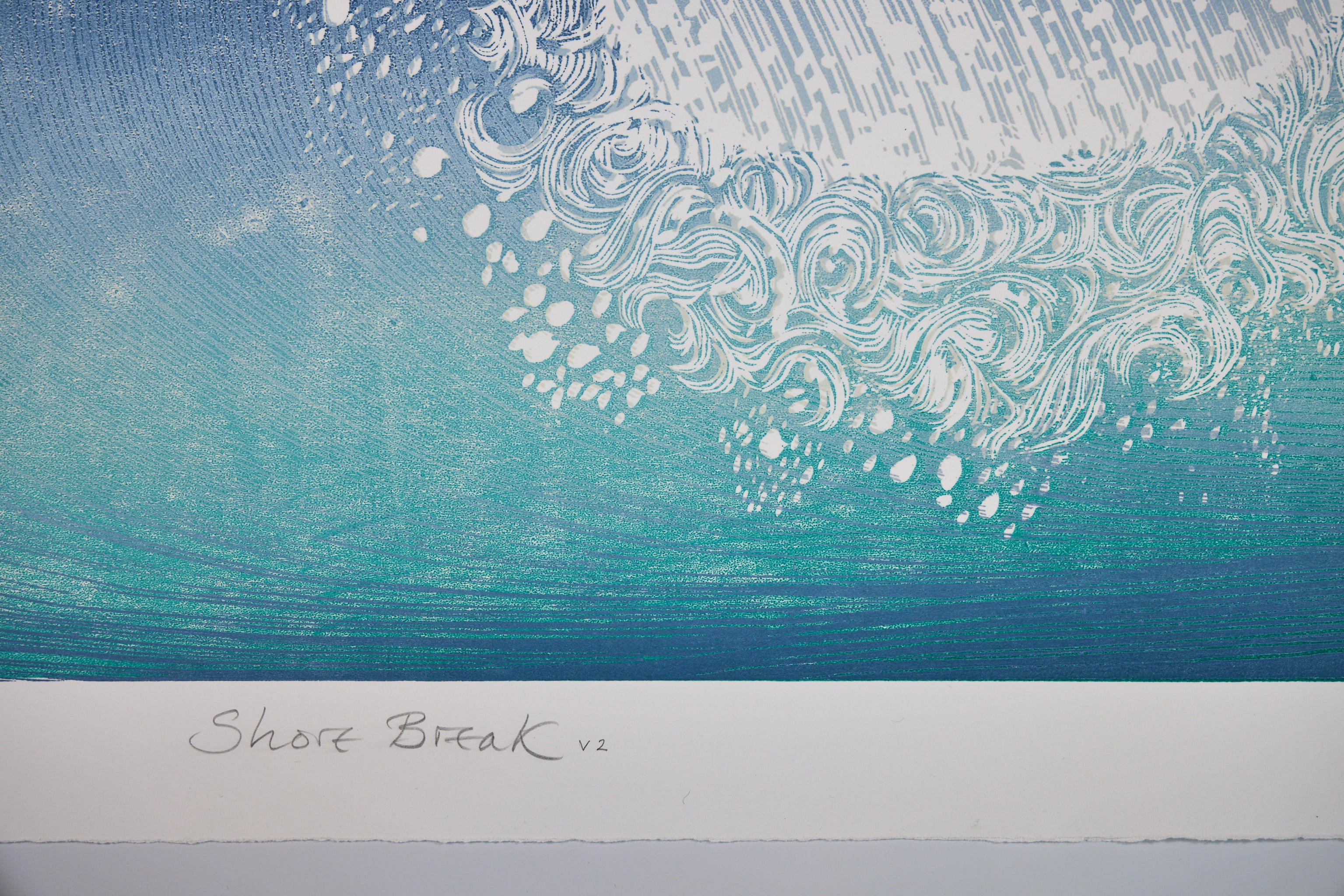 Handschriftlicher Titel Shore Break V2 im unteren Druckrand