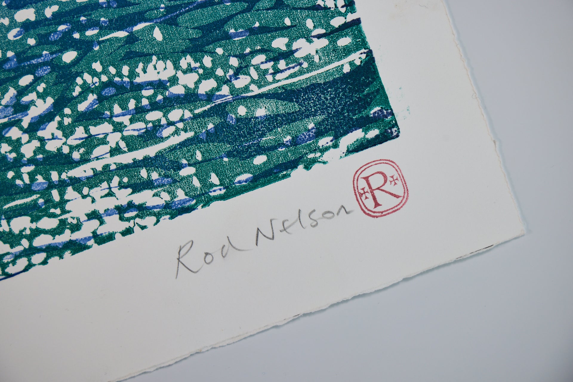 Signatur Rod Nelson mit rotem Künstlerstempel auf Büttenpapier