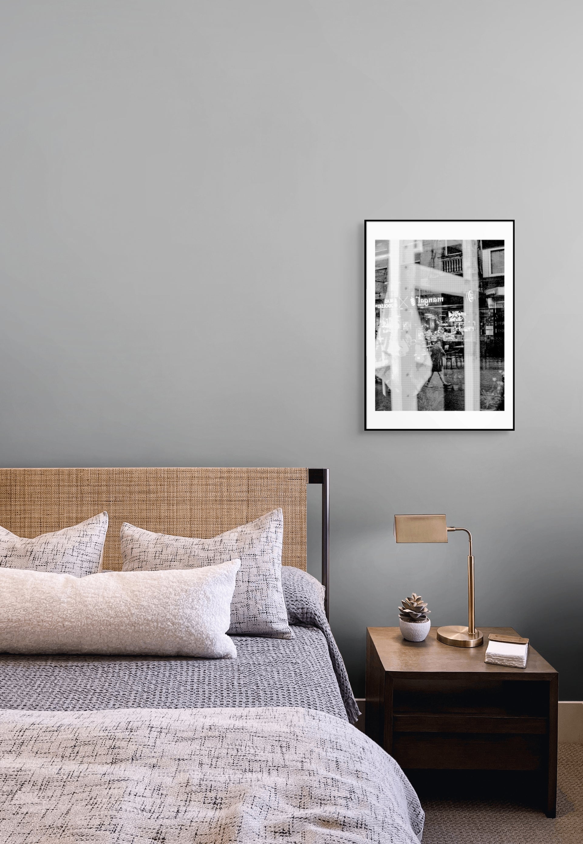 Antonia Reber – Echo Surfaces 1 im Format A2 in schwarzem Rahmen, Schlafzimmer
