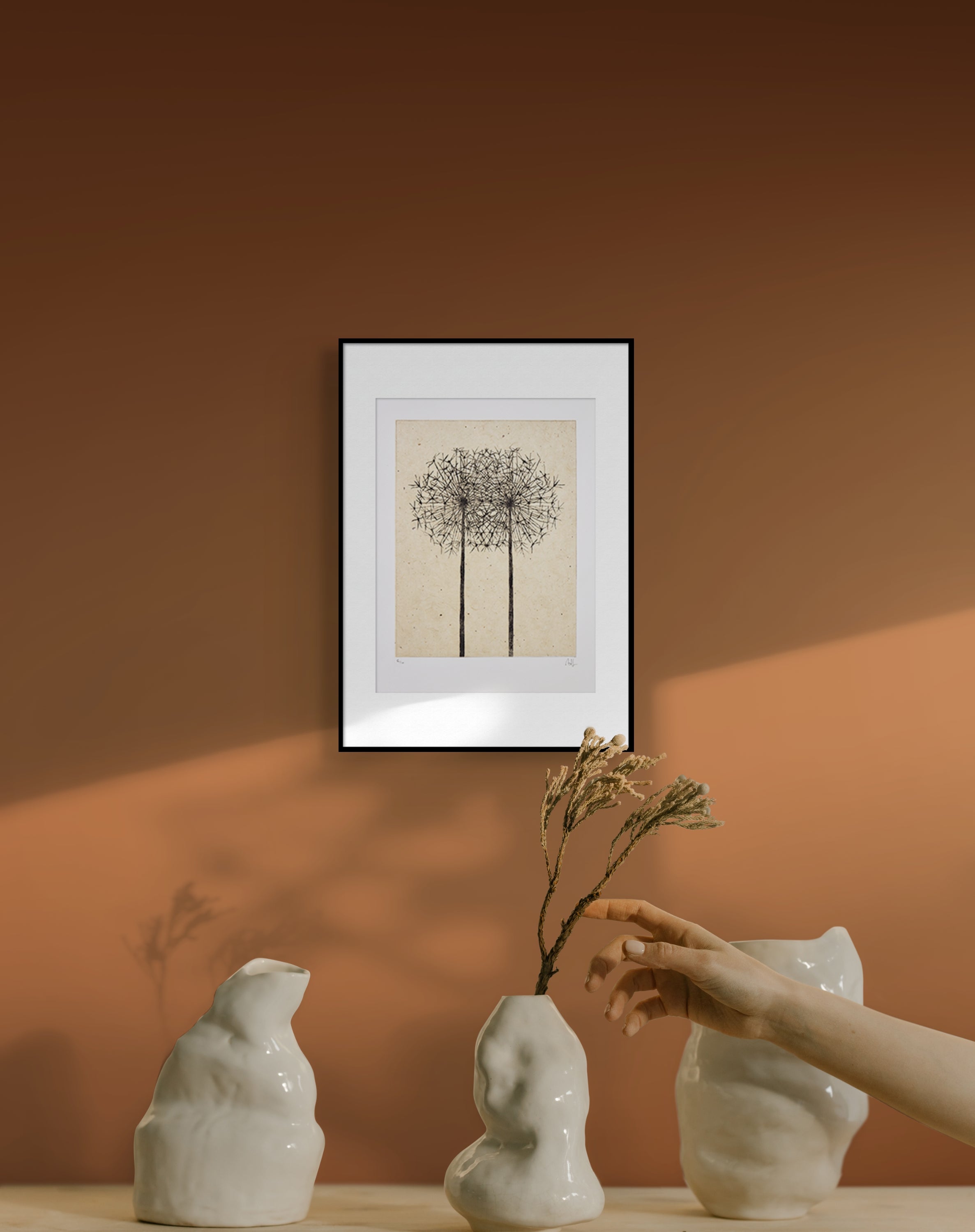 Nahaufnahme der Drucktextur einer Kaltnadel-Radierung "Allium" von Anna Francis.