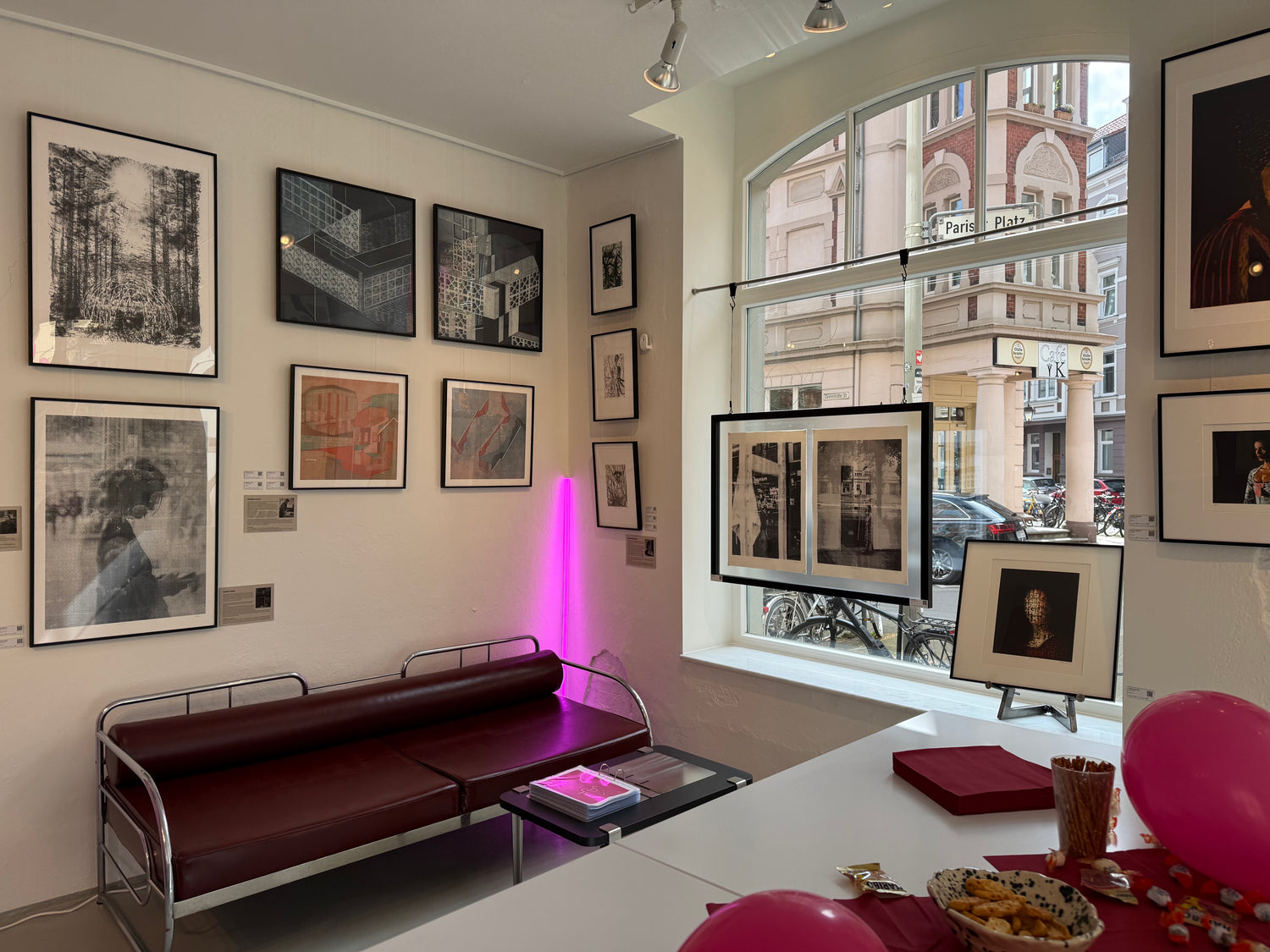 Studio Sonsu Eroeffnung – Salon-Haengung mit Pink-Neon, Blick zum Pariser Platz