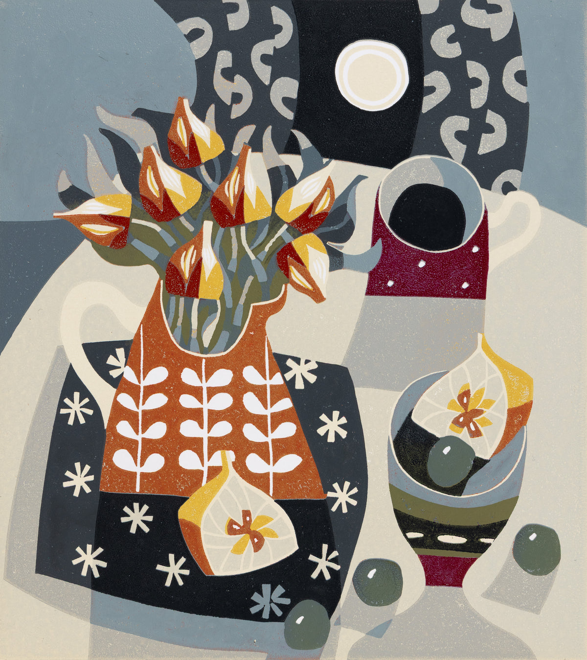 Orangerote Tulpen im rostroten Krug, halbierte Feigen und weinroter Becher auf dunkelblauem Tuch. Linolschnitt „Fig & Orange Tulips“ von Jane Walker, 2025.