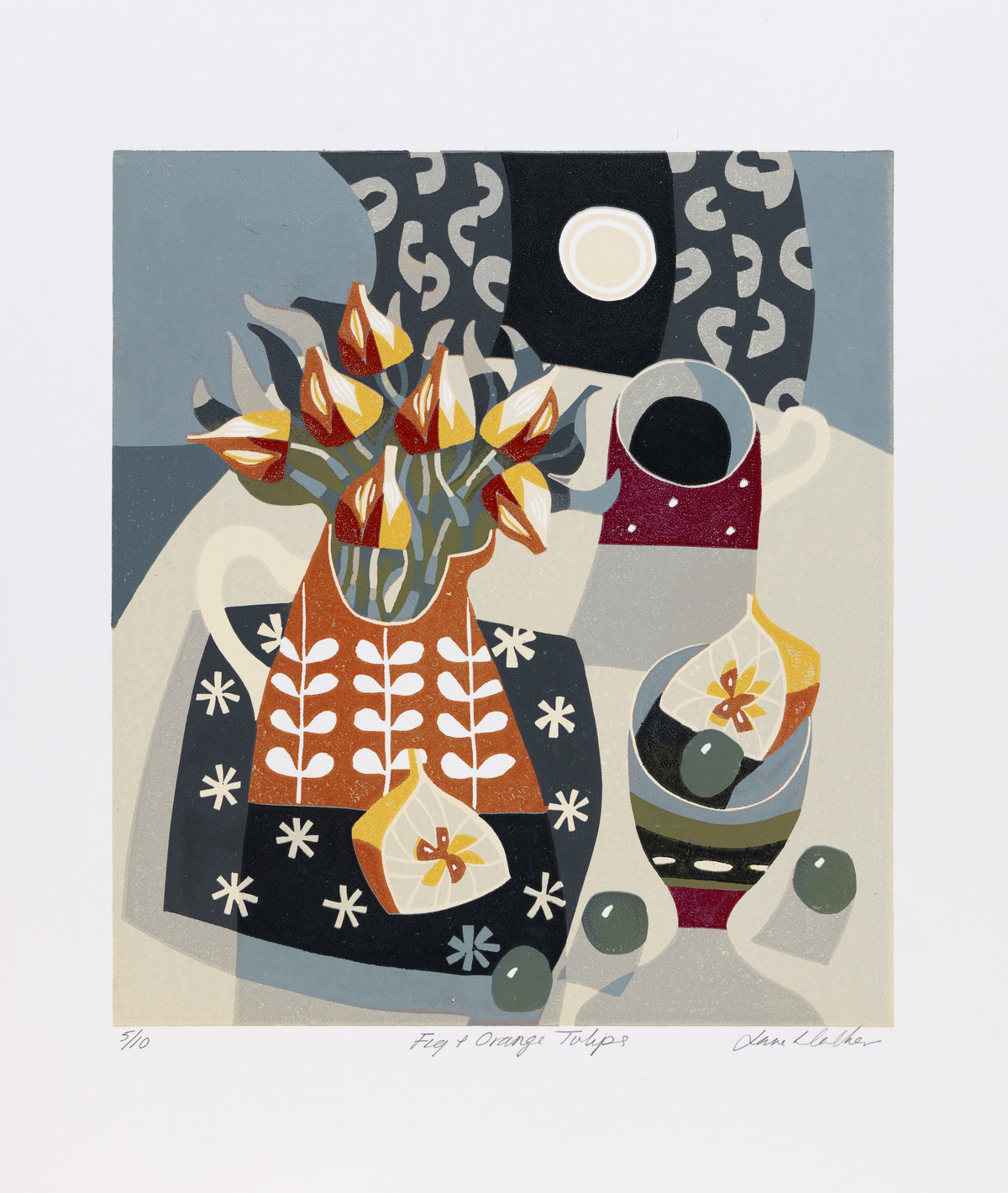 Orangerote Tulpen im rostroten Krug, halbierte Feigen und weinroter Becher auf dunkelblauem Tuch, Blatt mit Papierrand und Bleistiftsignatur. Linolschnitt „Fig & Orange Tulips“ von Jane Walker, 2025.