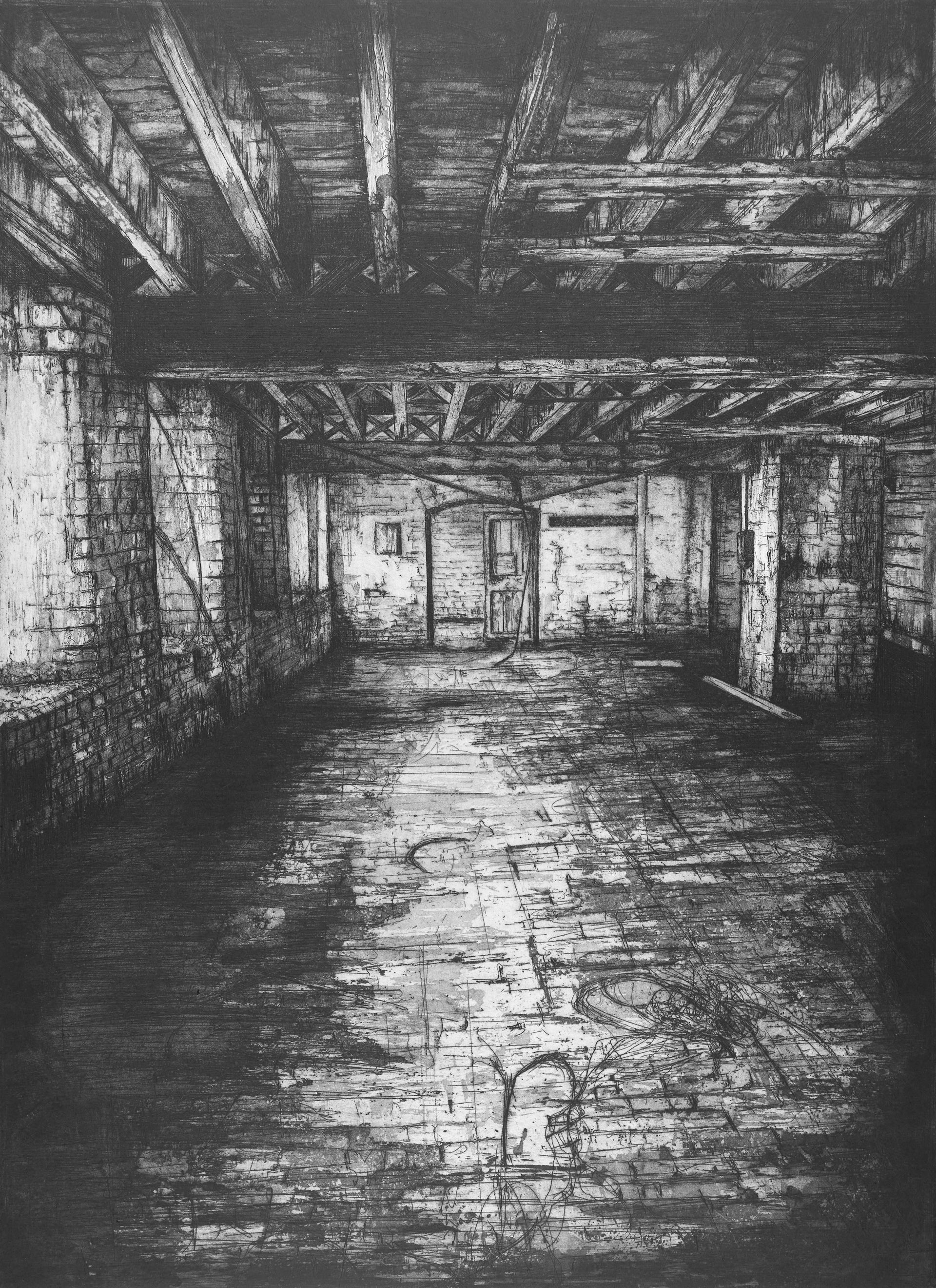 Radierung "Basement" von Jemma Gunning, 2018: menschenleerer Fabrikinnenraum in Schwarzweiß mit offenem Holzbalkendach, getünchten Backsteinwänden, zentraler Tür und abgenutztem Dielenboden.