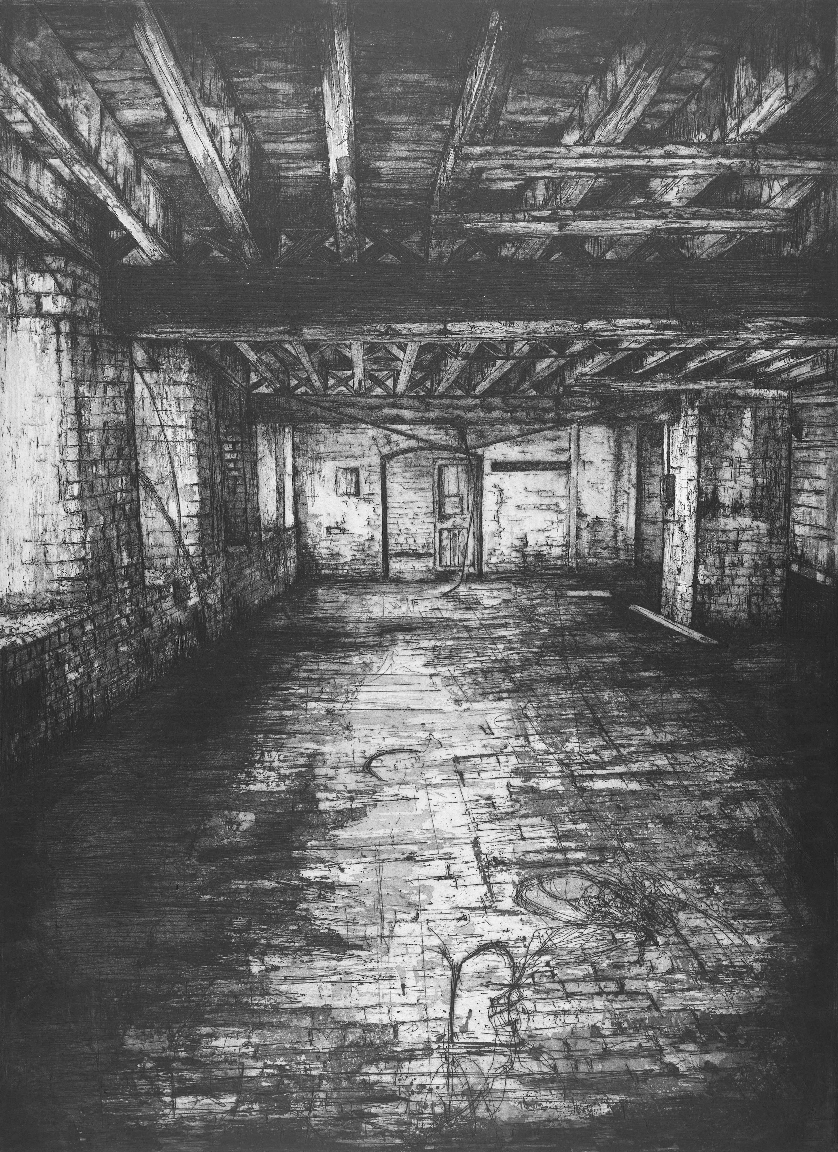 Radierung "Basement" von Jemma Gunning, 2018: menschenleerer Fabrikinnenraum in Schwarzweiß mit offenem Holzbalkendach, getünchten Backsteinwänden, zentraler Tür und abgenutztem Dielenboden.