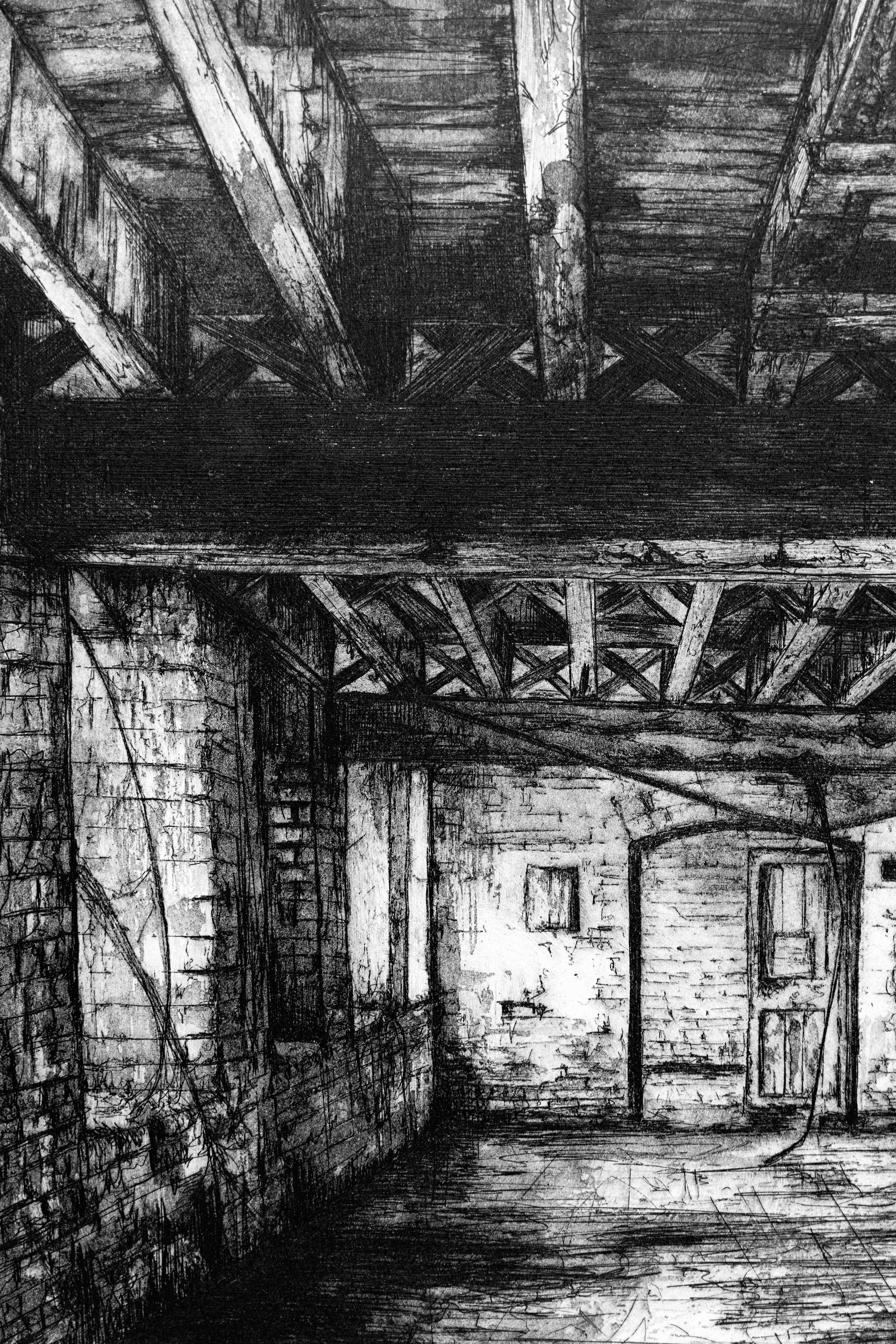 Detailausschnitt der Radierung "Basement" von Jemma Gunning: Nahaufnahme des Holzbalkendachs mit Kreuzstreben, Sparren und Backsteinpfeilern.