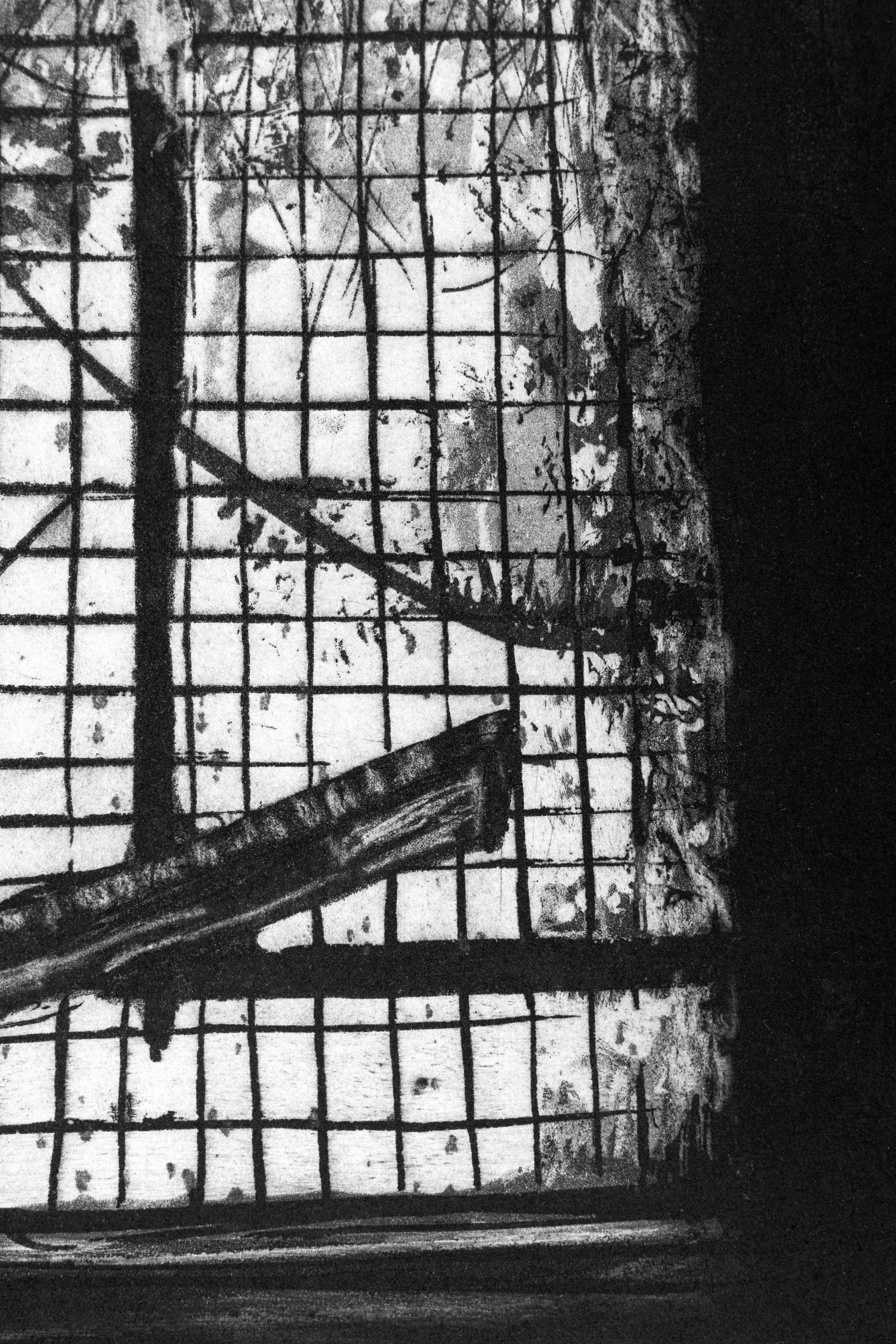 Detailausschnitt der Radierung "Celuan Wool Mill" von Jemma Gunning: Nahaufnahme des vergitterten Sprossenfensters mit schräg liegendem Balken und Pflanzenwuchs.
