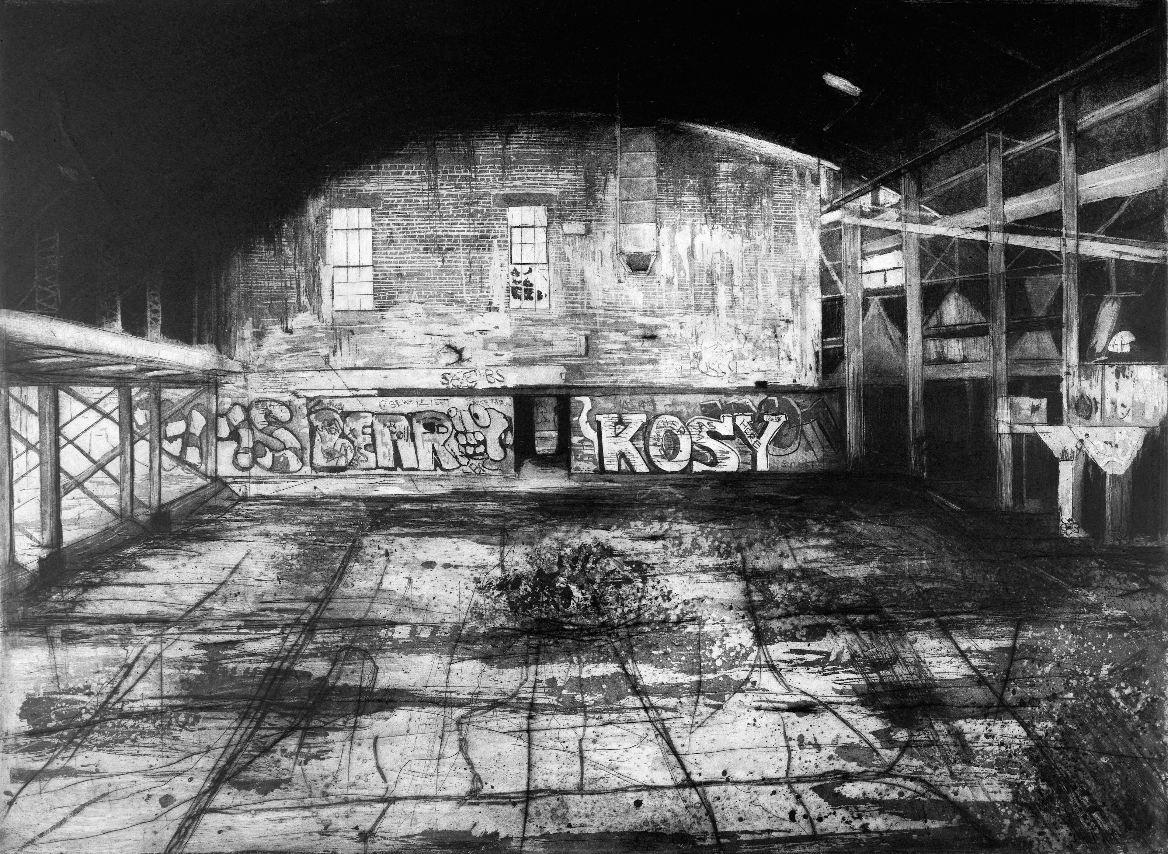 Radierung "Permanite Asphalt Works II" von Jemma Gunning, 2023: weite Industriehalle mit Bogendach, Backsteinwand mit zwei Fenstern, Graffitischriftzügen auf einer Brüstung und Stahlstützen rechts.