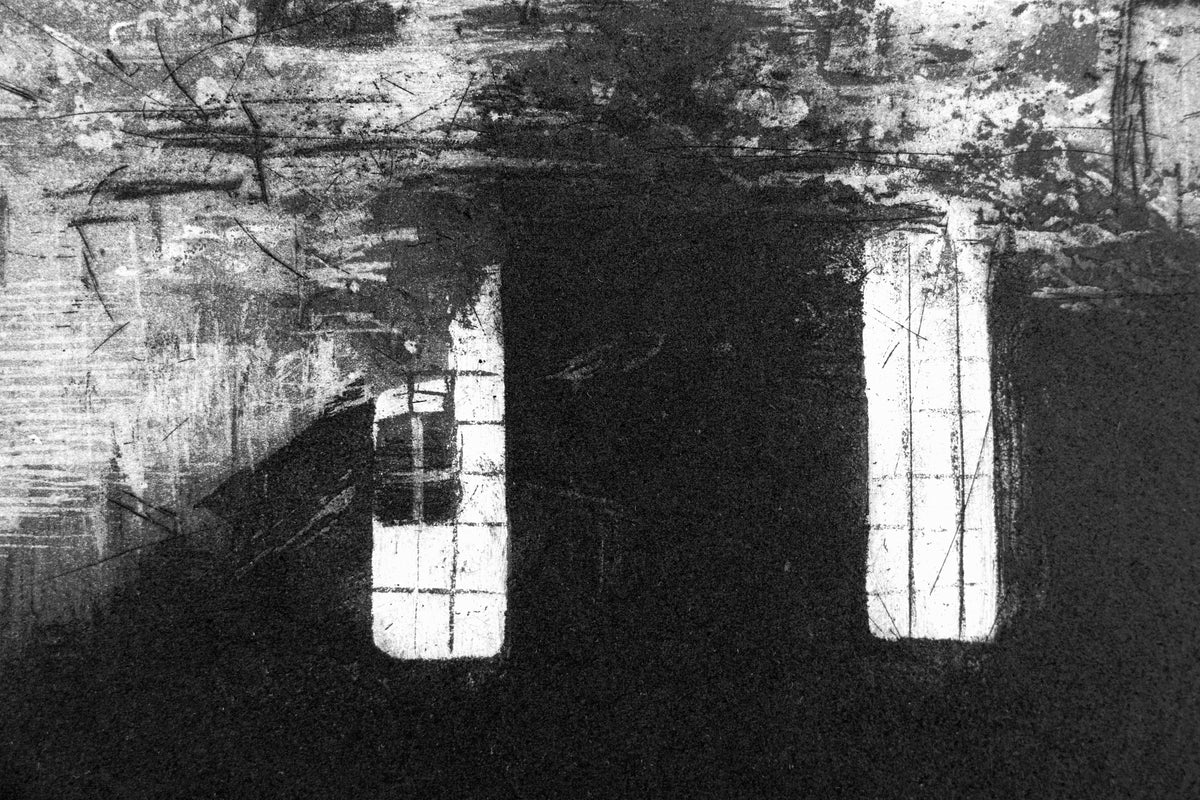 Detailausschnitt der Radierung "Permanite Asphalt Works III" von Jemma Gunning: Spiegelung zweier heller Fenster im dunklen Wasser des gefluteten Bodens.