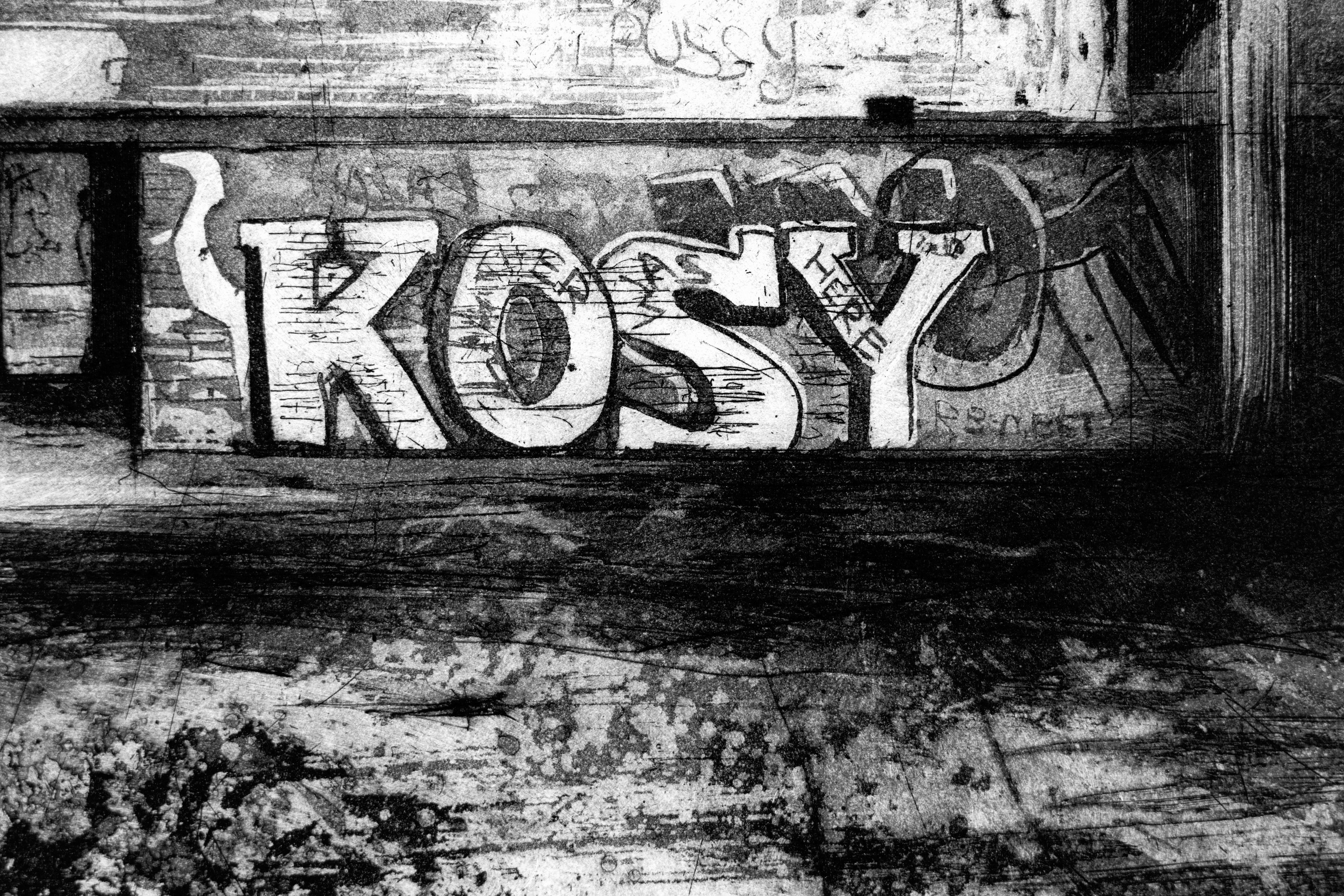 Detailausschnitt der Radierung "Permanite Asphalt Works II" von Jemma Gunning: Nahaufnahme des Graffitischriftzugs "KOSY" auf der Hallenwand.