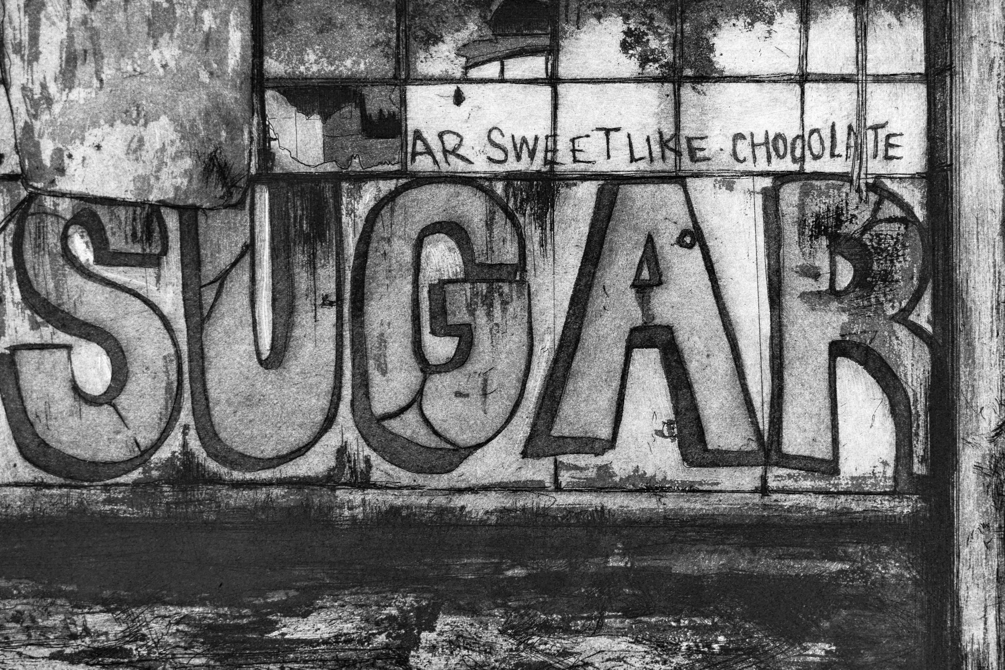 Detailausschnitt der Radierung "Sugar" von Jemma Gunning: Nahaufnahme des Wandschriftzugs "SUGAR" mit der Zeile "sweet like chocolate".