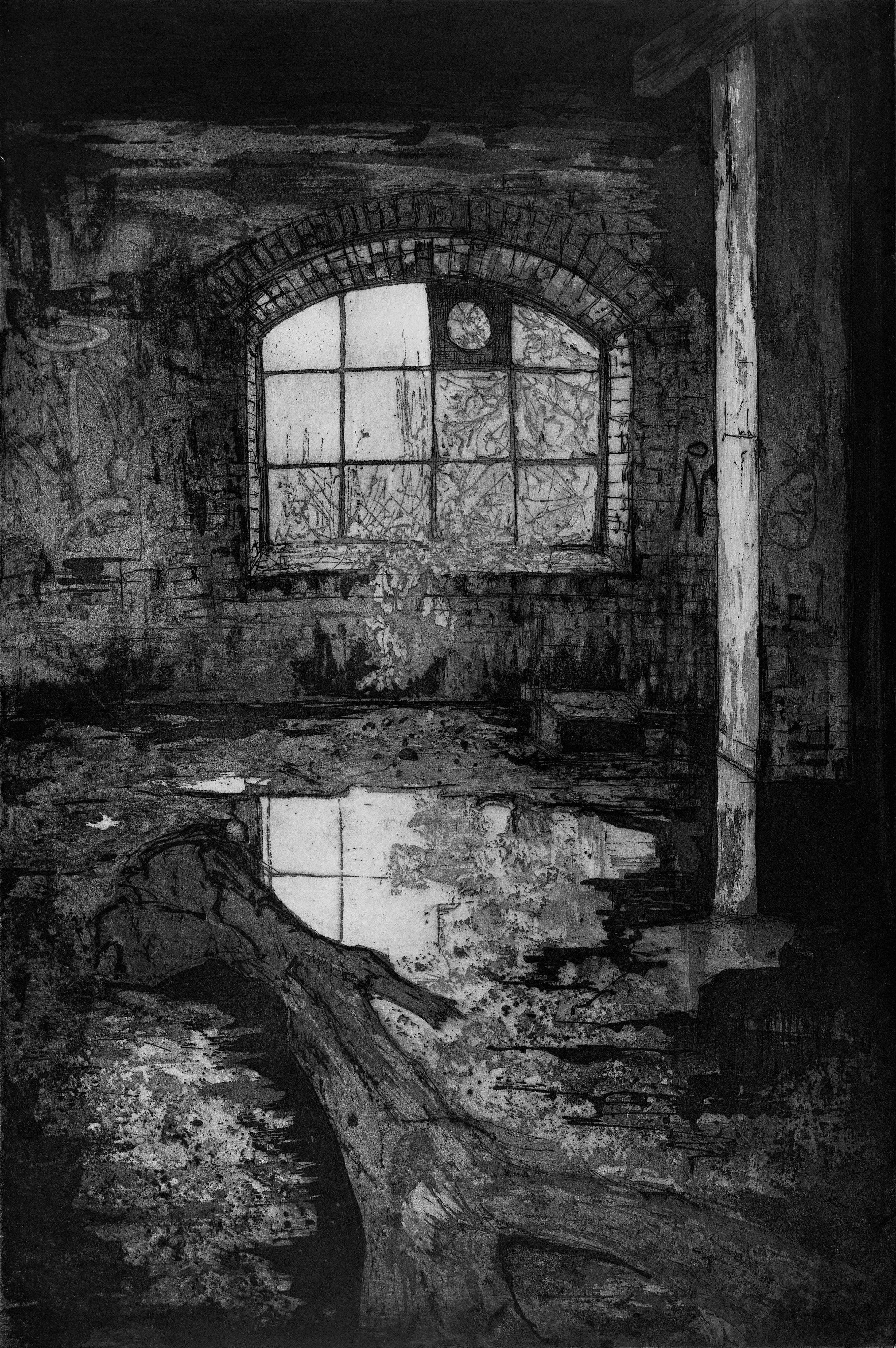 Radierung "The British Industrial Estate III" von Jemma Gunning, 2020: verfallener Innenraum mit großem Rundbogenfenster über zerborstenem Glas, im gefluteten Boden spiegelt sich das helle Fensterlicht.