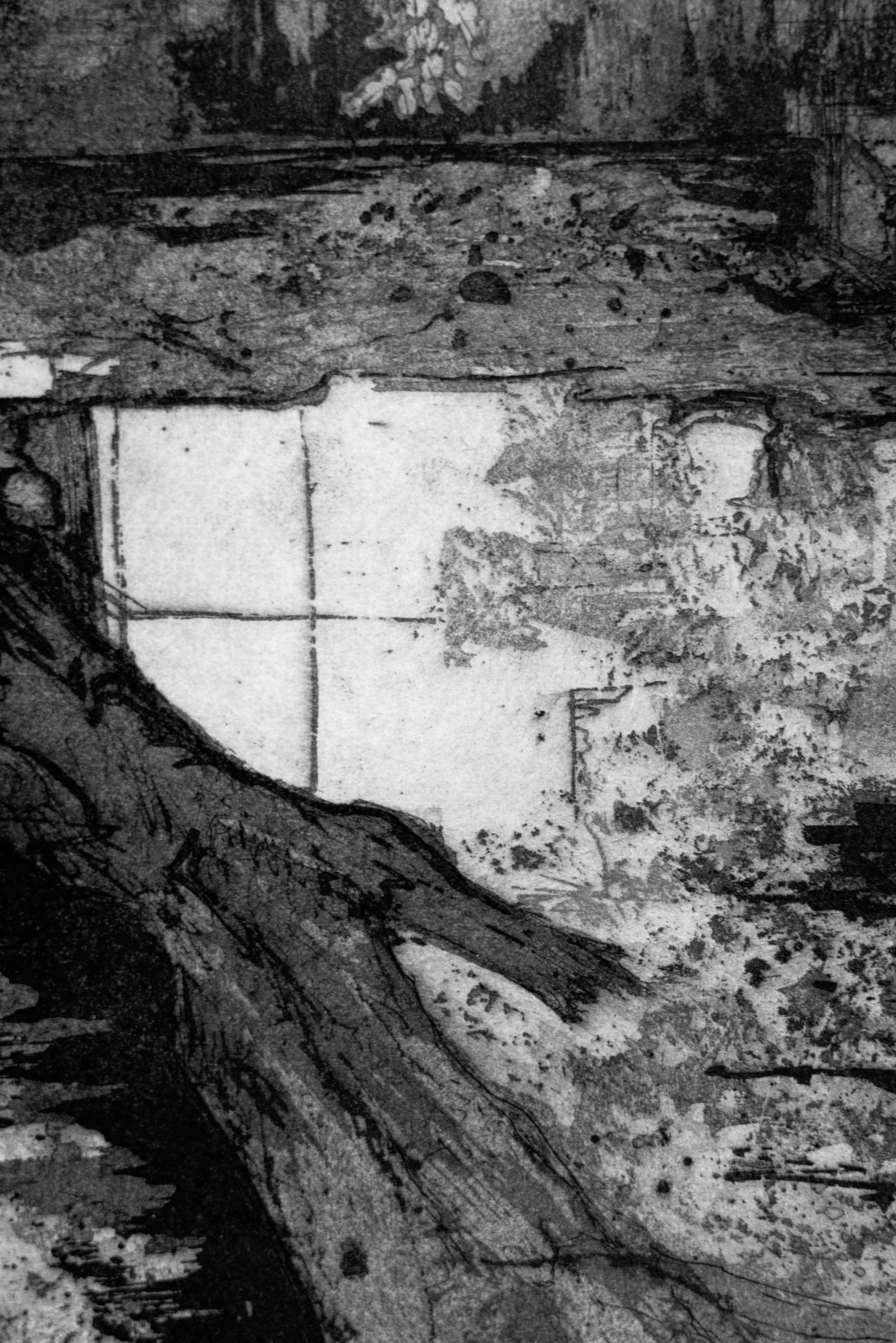 Detailausschnitt der Radierung "The British Industrial Estate III" von Jemma Gunning: Spiegelung eines hellen Fensters in der Wasserlache des gefluteten Bodens.