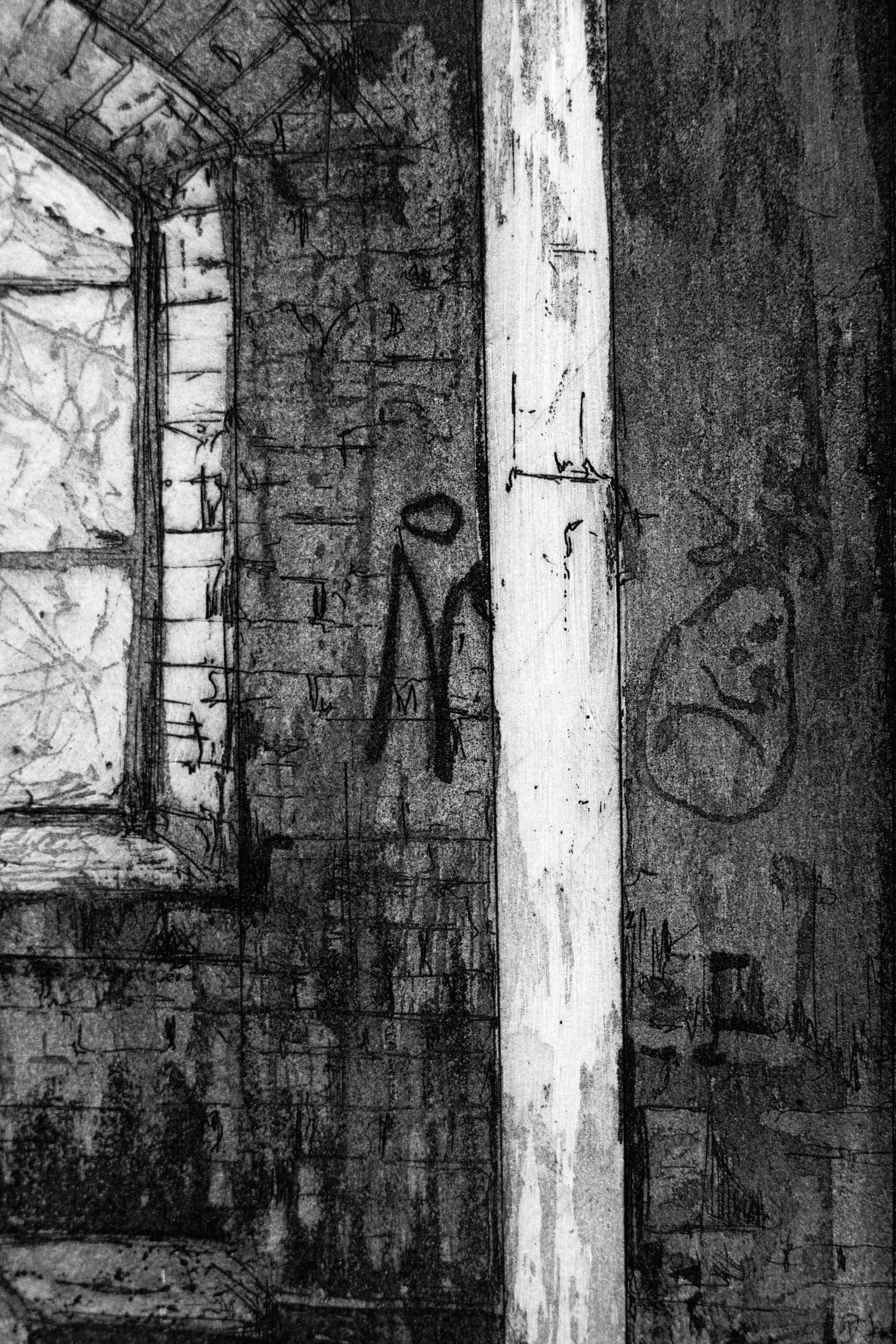 Detailausschnitt der Radierung "The British Industrial Estate III" von Jemma Gunning: Nahaufnahme des Bogenfensters neben einem hellen Pfeiler mit eingeritzten Zeichen.