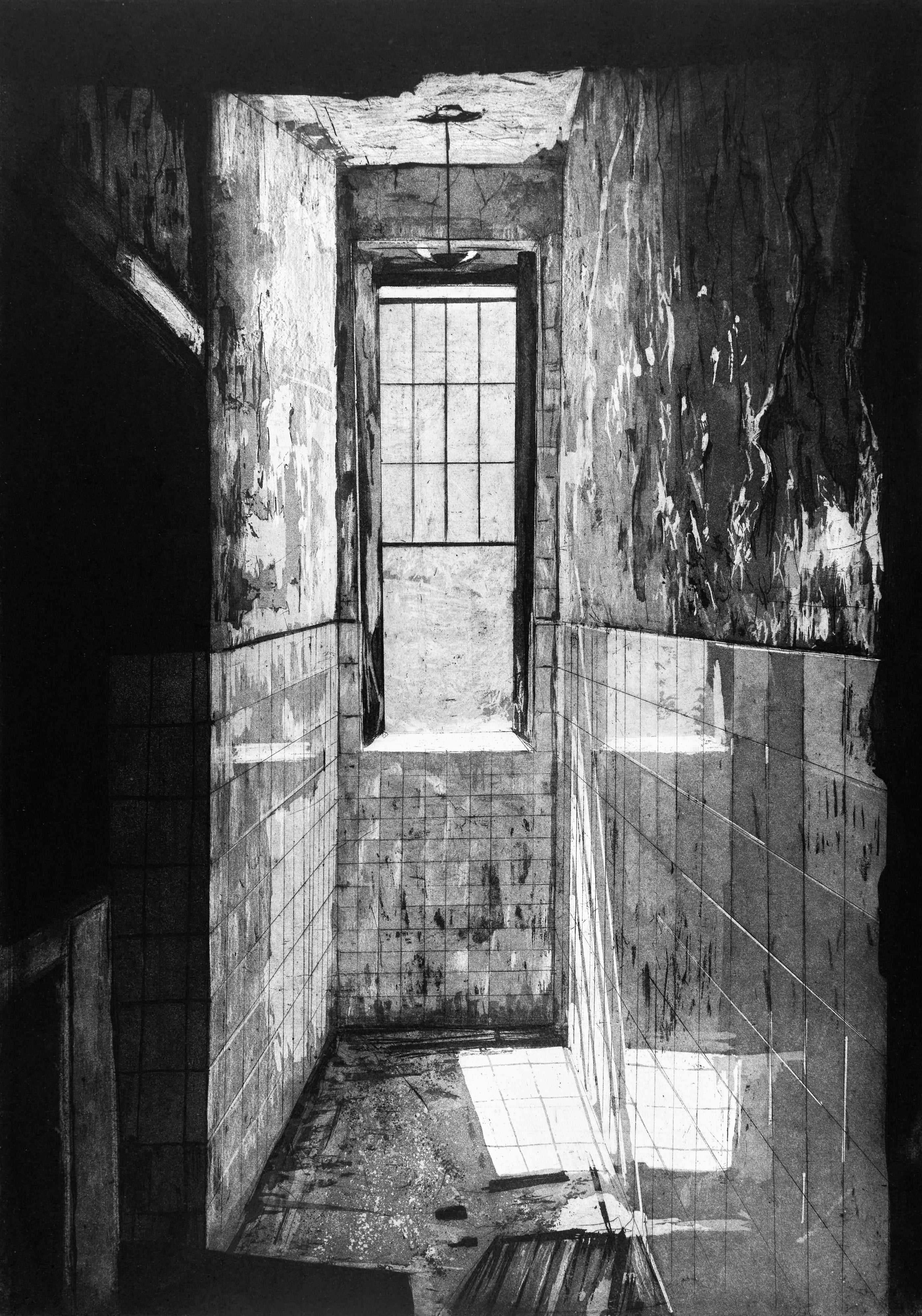Radierung "Welsh Asylum" von Jemma Gunning, 2024: schmaler gefliester Raum einer verlassenen Anstalt mit hohem Sprossenfenster, Pendelleuchte und lichtdurchflutetem Fliesenboden.