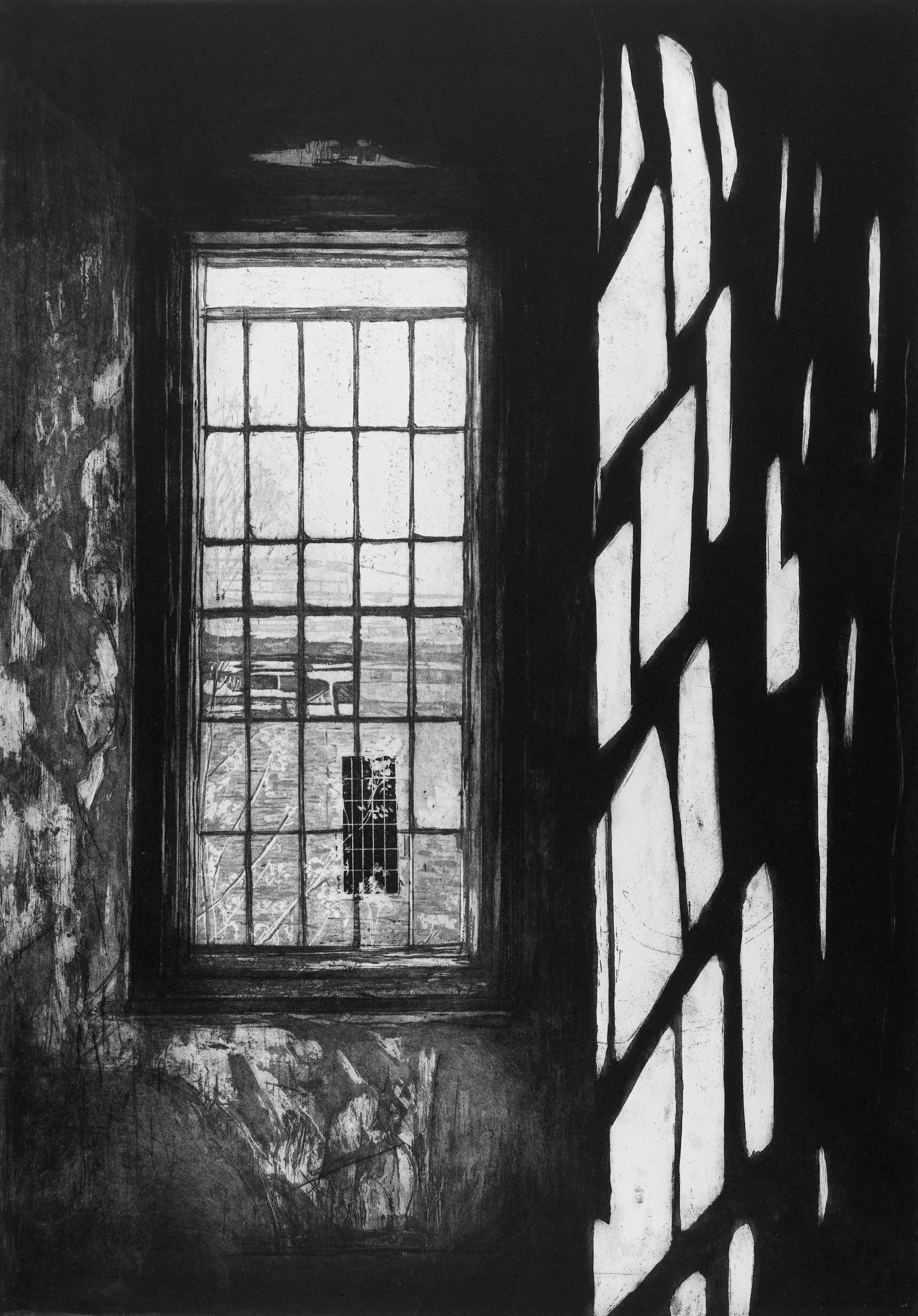 Radierung "Welsh Asylum II" von Jemma Gunning, 2024: hohes vergittertes Sprossenfenster in dunkler Wand, das Tageslicht wirft ein starkes Gittermuster aus Licht und Schatten auf die rechte Wand.