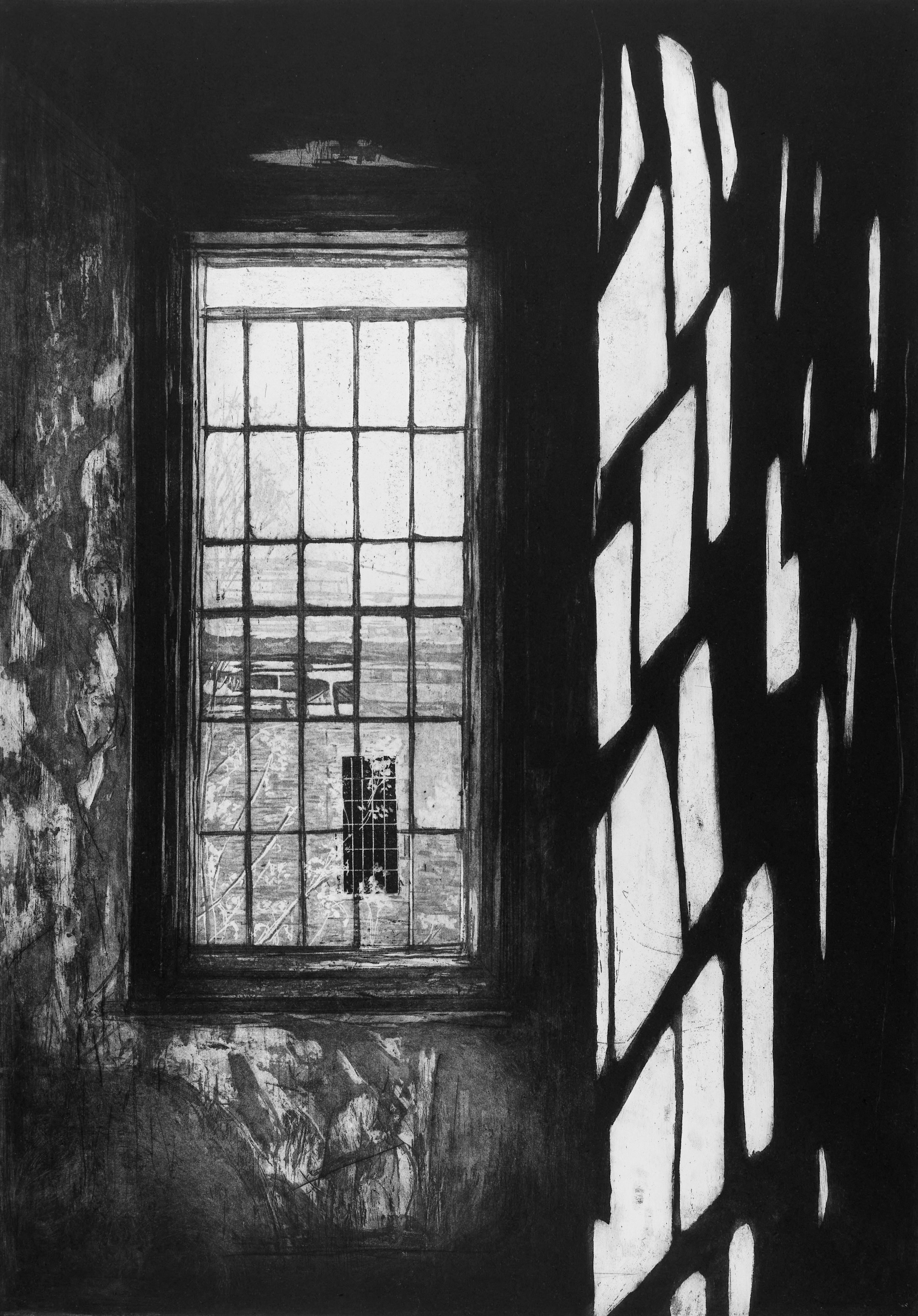 Radierung "Welsh Asylum II" von Jemma Gunning, 2024: hohes vergittertes Sprossenfenster in dunkler Wand, das Tageslicht wirft ein starkes Gittermuster aus Licht und Schatten auf die rechte Wand.