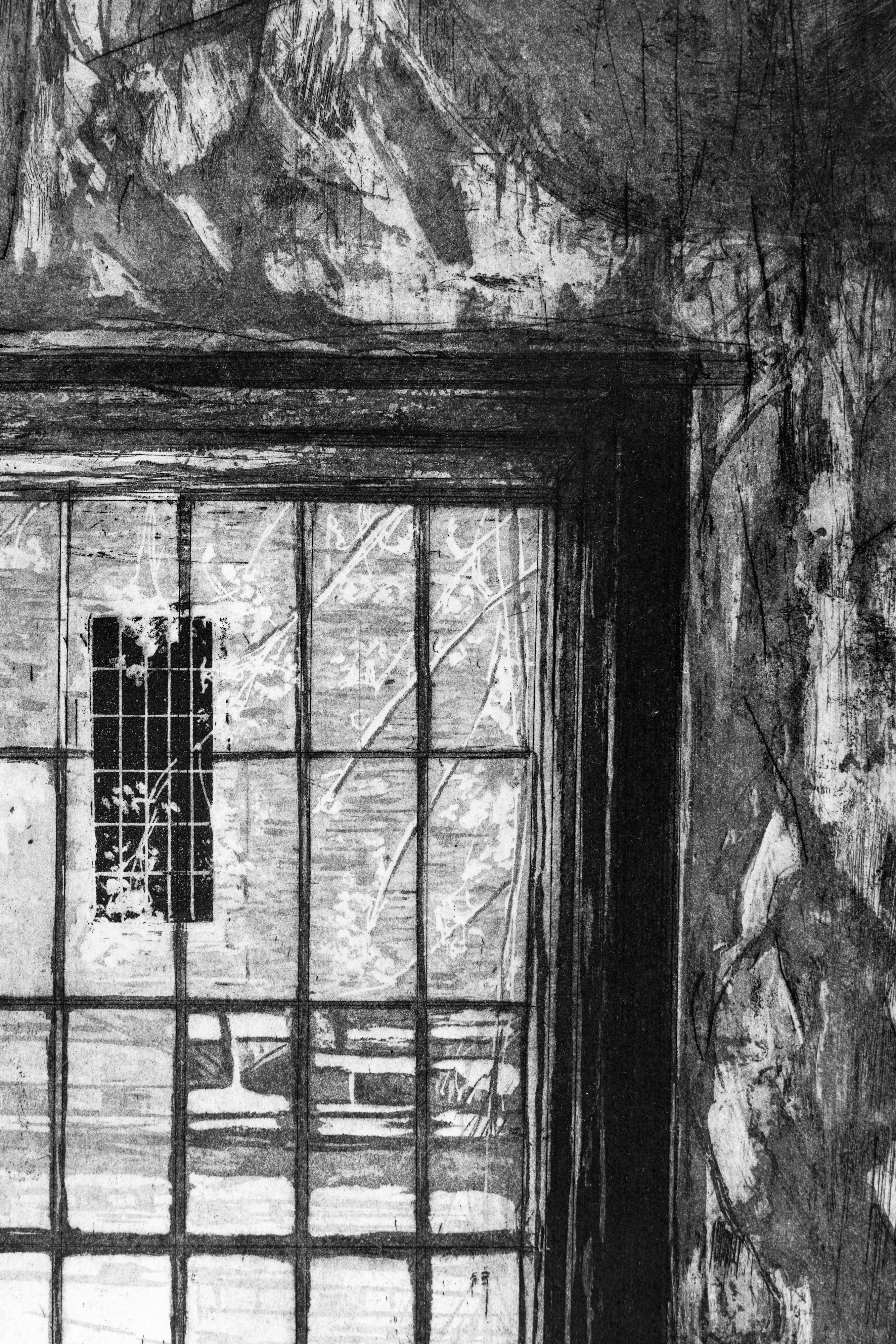 Detailausschnitt der Radierung "Welsh Asylum II" von Jemma Gunning: Nahaufnahme der Fensterecke mit Sprossen und Blick auf Zweige hinter dem Glas.