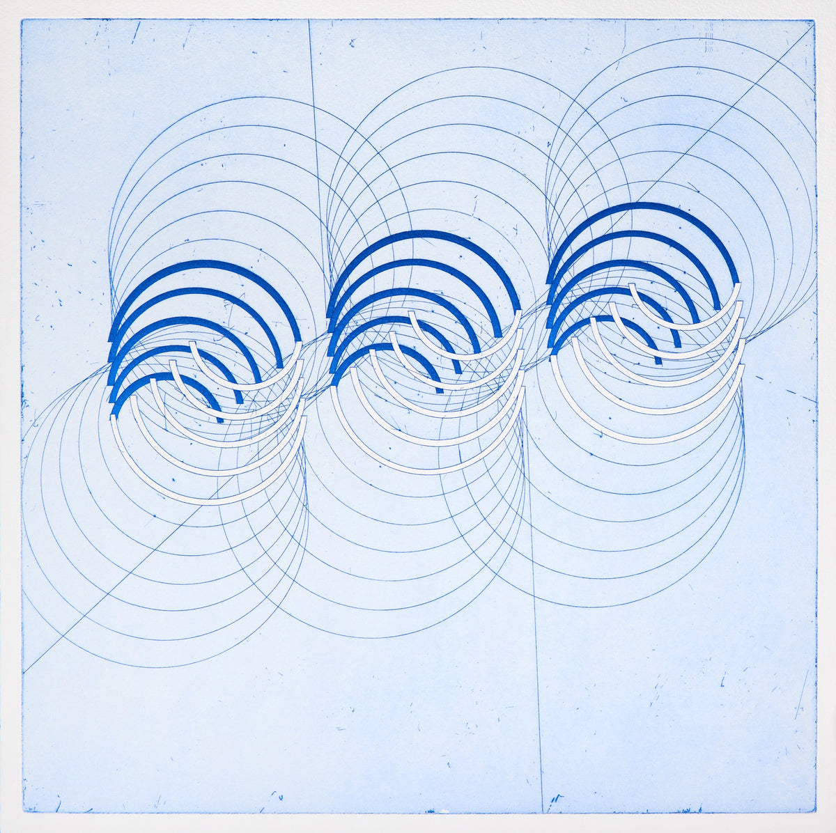Drei Gruppen konzentrischer Halbkreise und Wellen vor blauem Grund. Radierung mit Aquatinta „Through to the Citz (C)“ von Rachel Duckhouse, 2024.