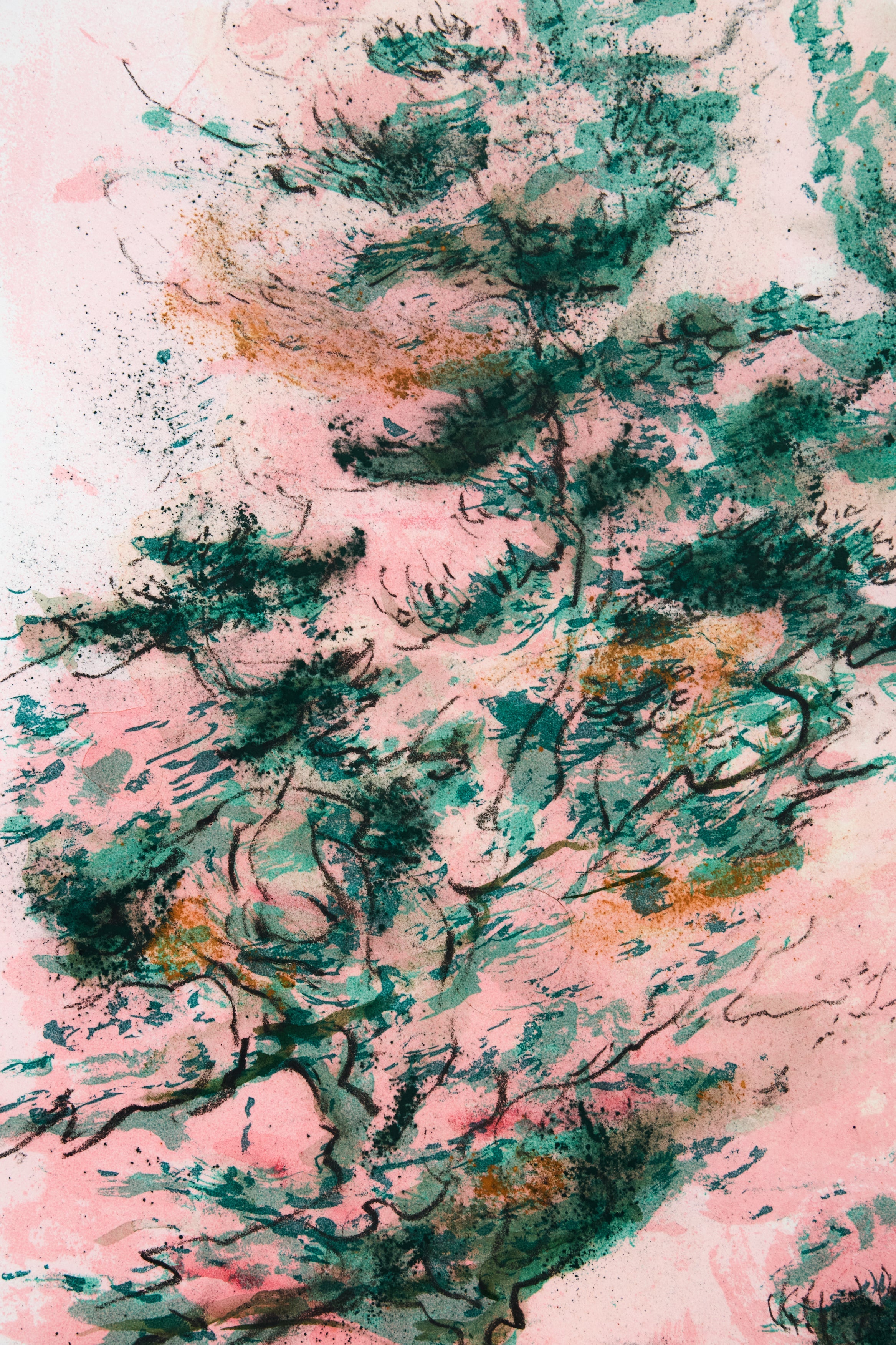 Detail: Detailausschnitt einer grünen Baumform aus Tinten-Strichen auf rosa Aquarellgrund.
