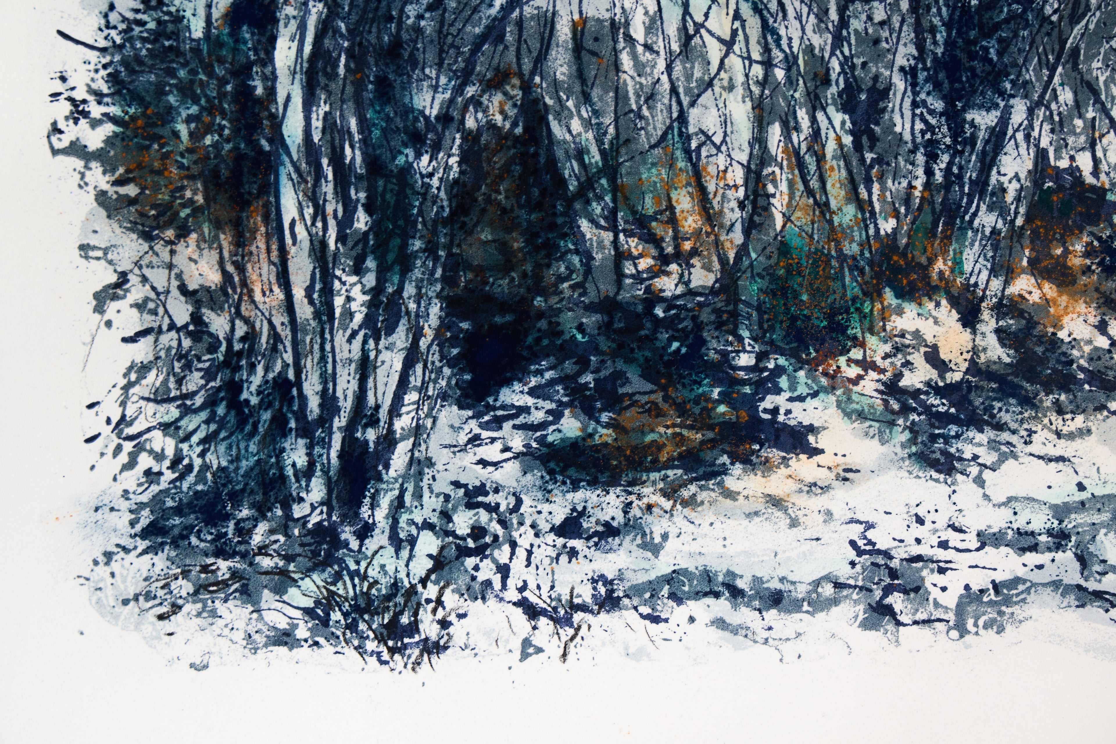 Detail: Detailausschnitt einer Wald- oder Unterholz-Darstellung aus blauen und ockerfarbenen Tinten-Strichen.