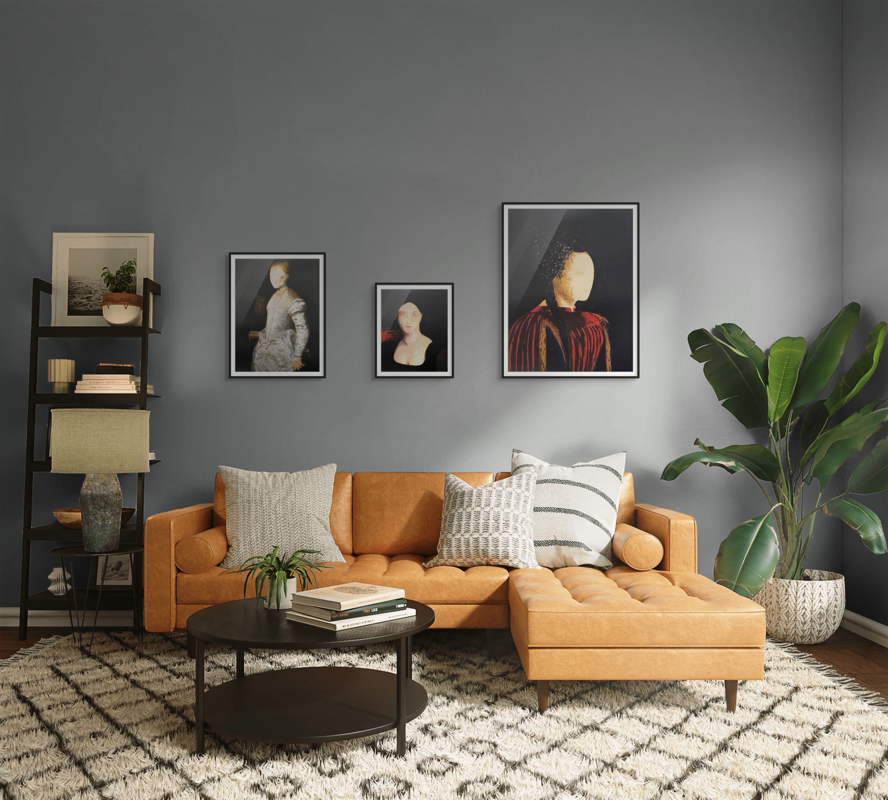 Gerahmte Siebdruck "Lavinia" von Stephen Lawlor – Drei gerahmte Figurenbilder in Reihe an dunkelgrauer Wand über Cognac-Ledersofa mit Kissen, Tep.
