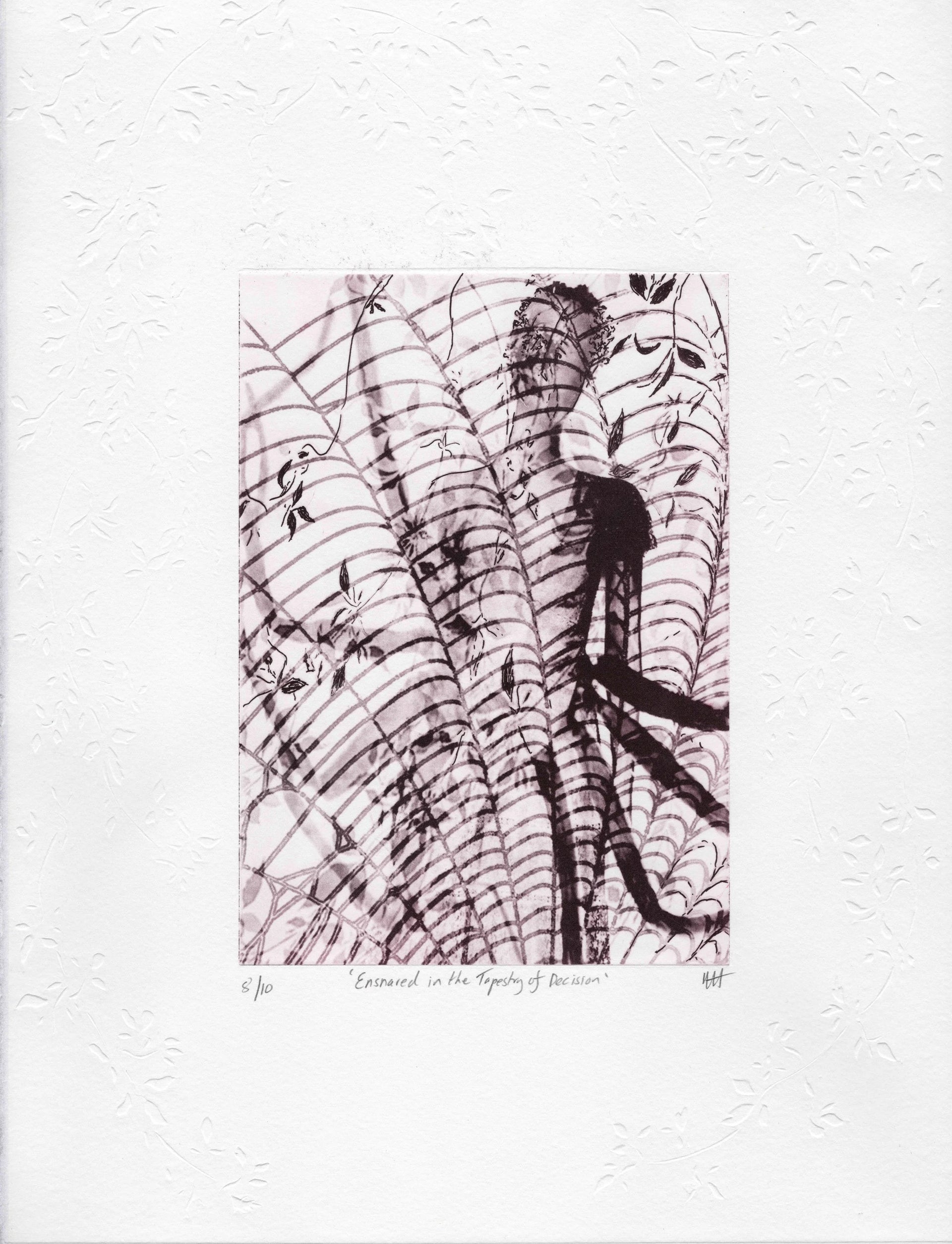 Hochformatiger Druck mit flügelartigen gestreiften Formen und Zweigen. Radierung "Ensnared in the Tapestry of Decision" von Michelle Hinshelwood.