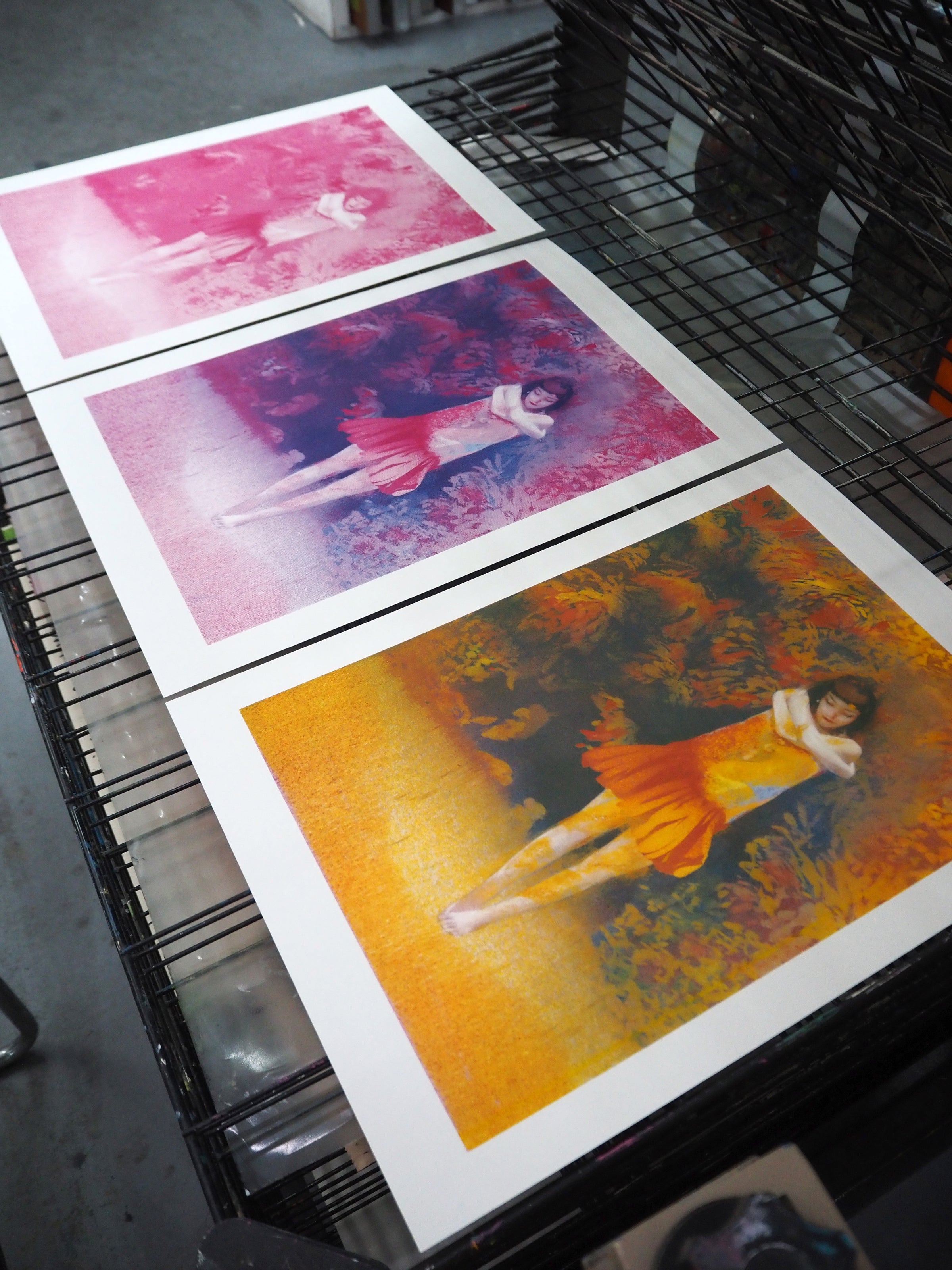 Drei Siebdrucke von Georgia Green in verschiedenen Farbschicht-Stadien: reines Pink, Pink mit Blauviolett ueberlagert, fertiges Bernstein-Orange