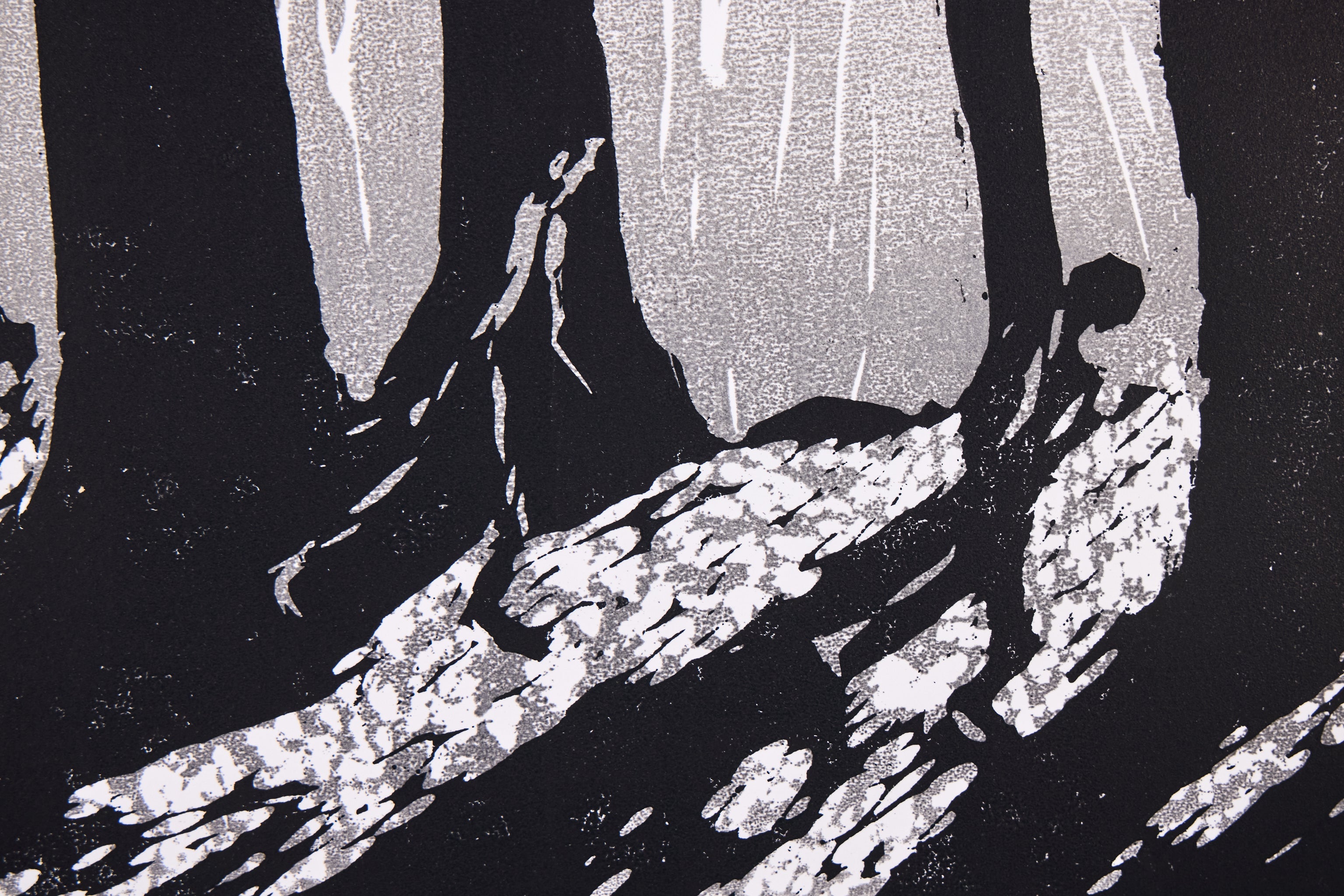 Detail: Detailausschnitt mit dunklen Baumstämmen und gefleckten Lichtflecken vor grauem Hintergrund. Holzschnitt "An Ancient Way" von Rod Nelson.