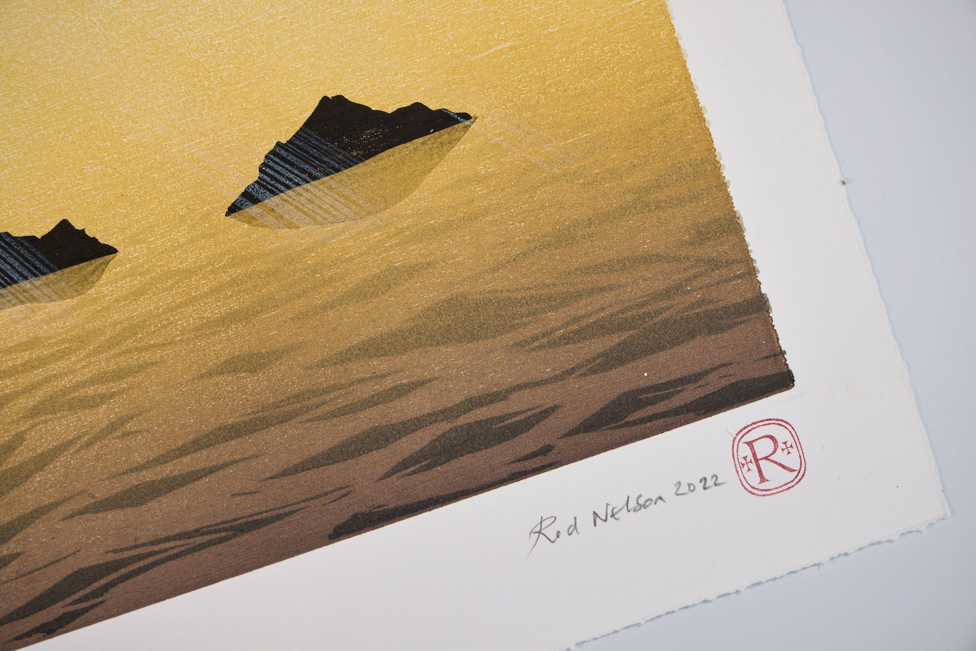 Detail: Detailausschnitt der Felsen über Wasserfläche mit handschriftlicher Signatur Rod Nelson 2022 und rotem Stempel.