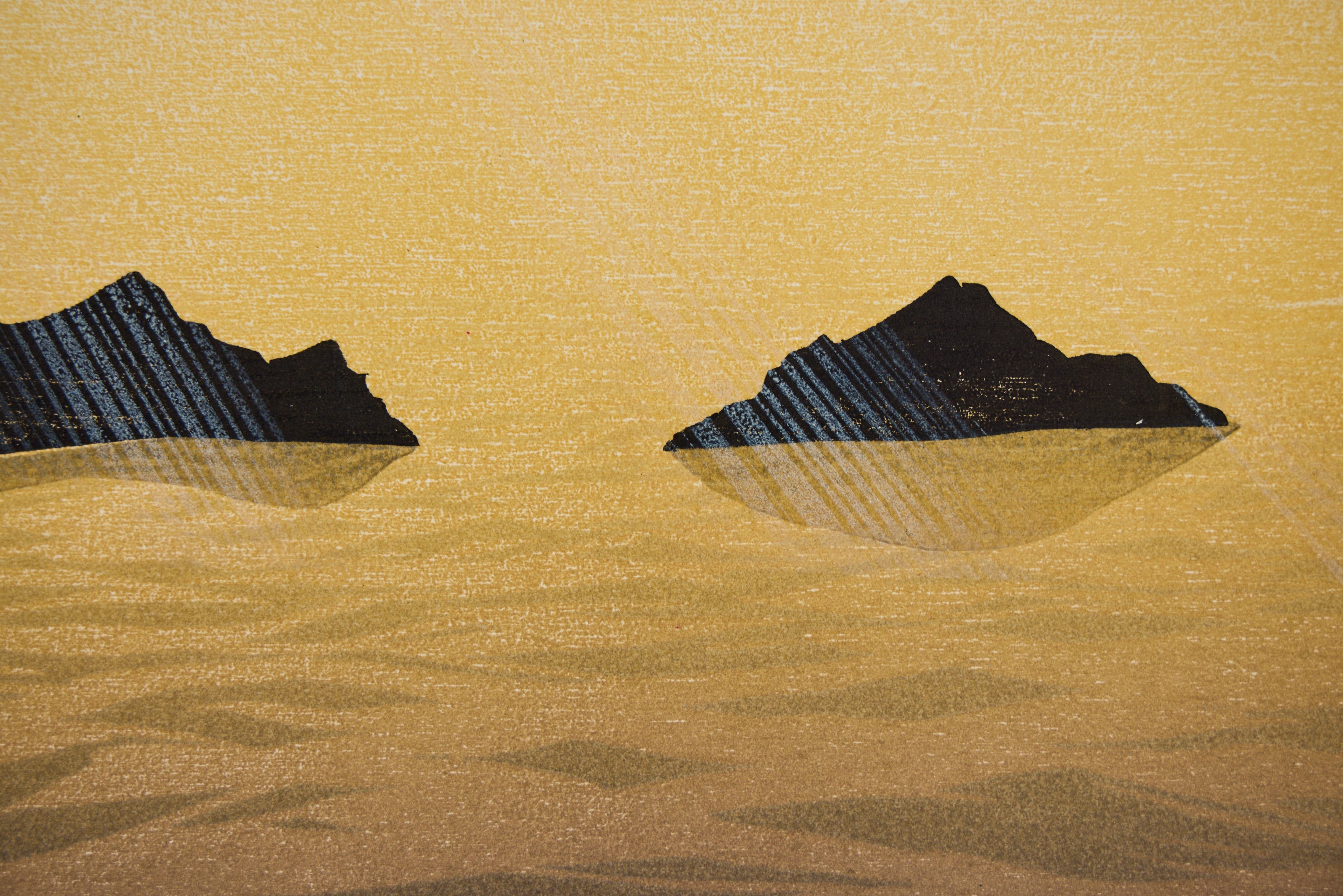 Detail: Zwei dunkle Felsformationen mit Spiegelung auf welliger Wasserfläche in Gelb-Brauntönen. Holzschnitt "Black Rocks" von Rod Nelson.