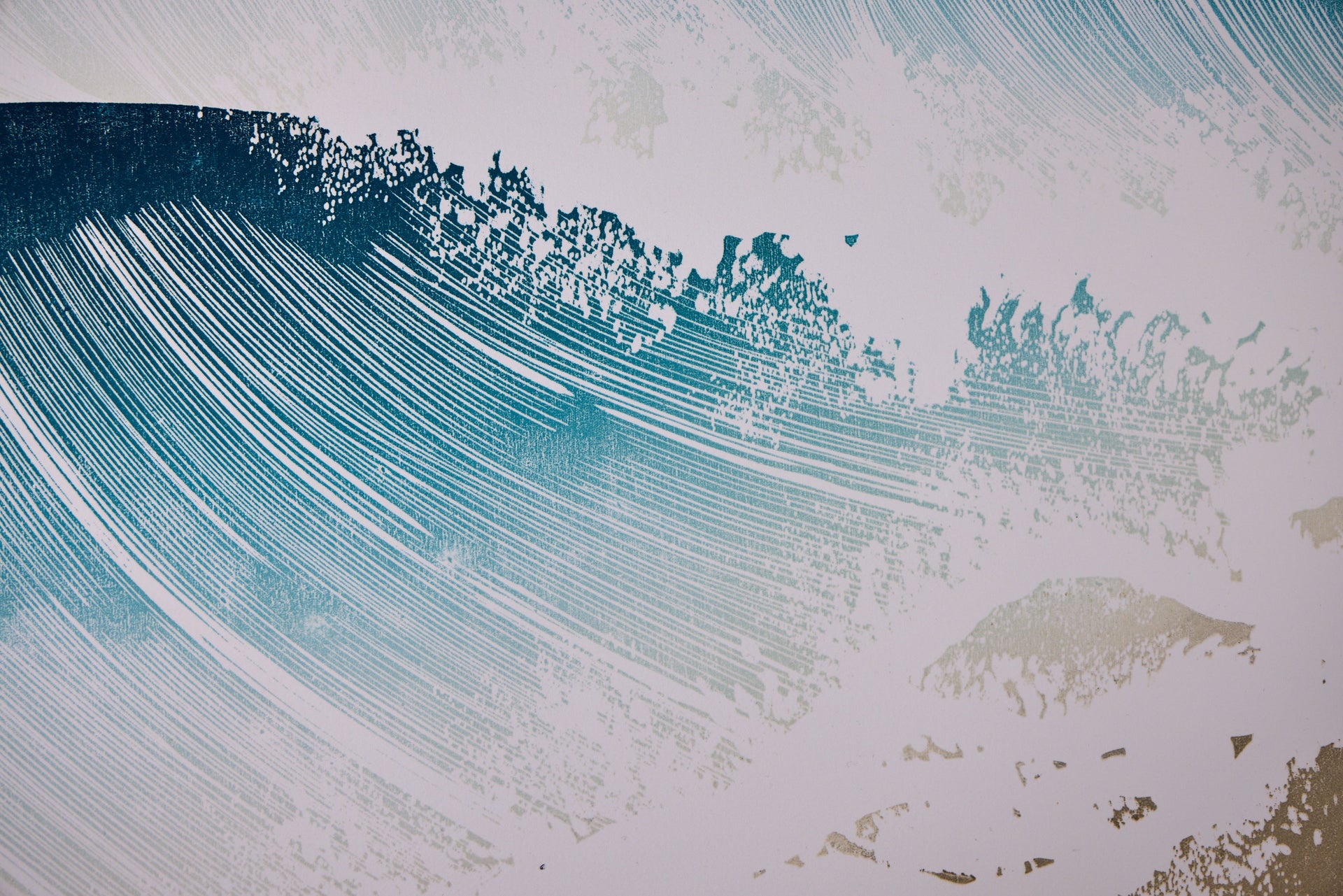 Detail: Detailausschnitt einer brechenden Welle mit feinen Linien und Gischtspritzern. Holzschnitt "Driven on by the Wind" von Rod Nelson ARE.