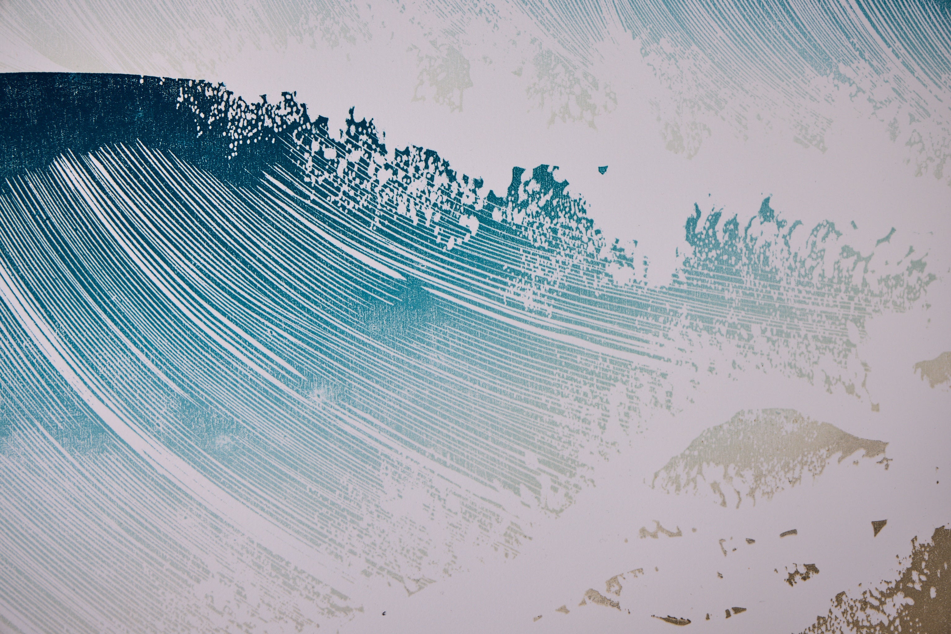 Detail: Detailausschnitt einer brechenden Welle mit feinen Linien und Gischtspritzern. Holzschnitt "Driven on by the Wind" von Rod Nelson.