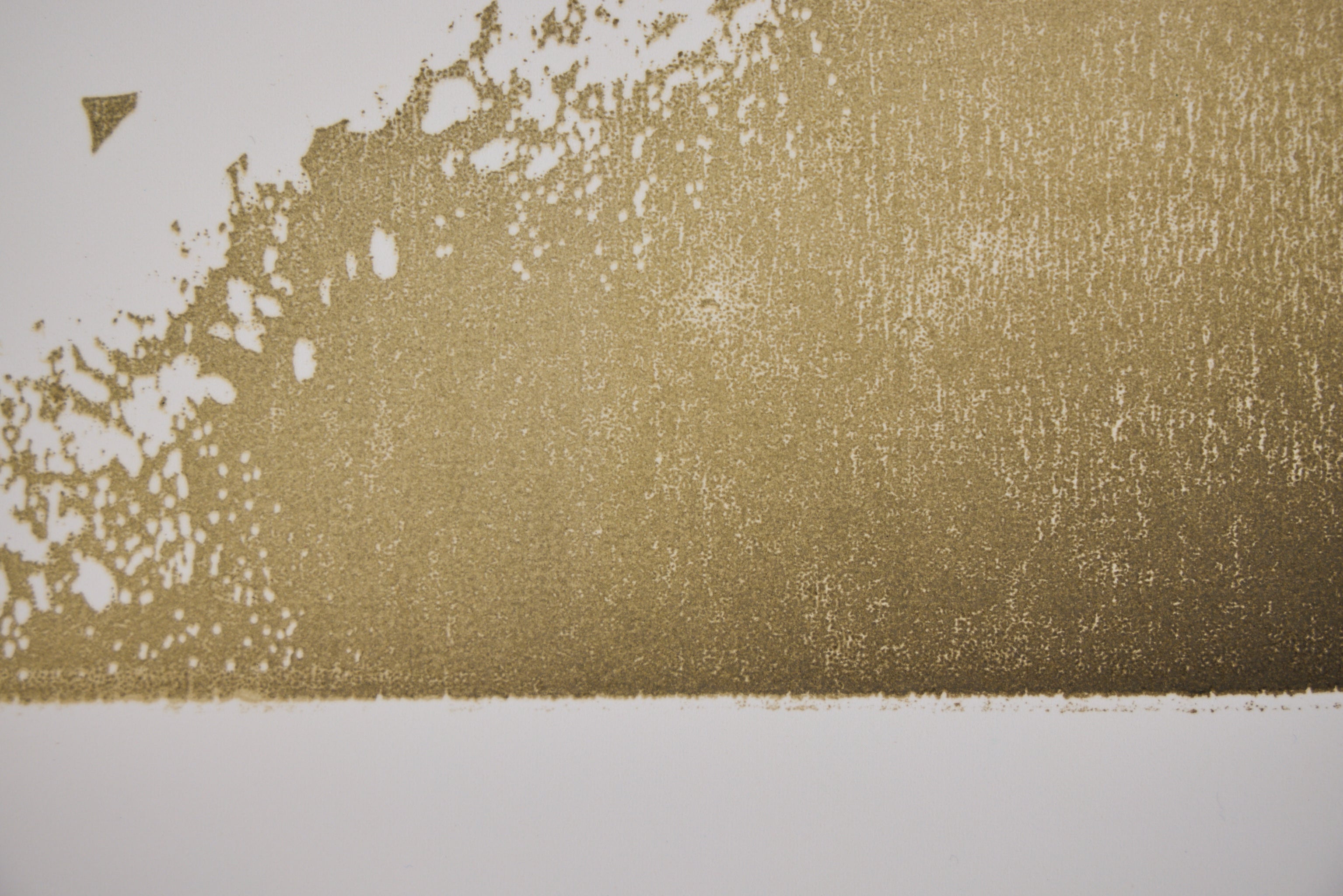 Detail: Ausschnitt eines goldenen Farbfelds mit weißen Aussparungen am oberen Rand. Holzschnitt "Driven on by the Wind" von Rod Nelson.