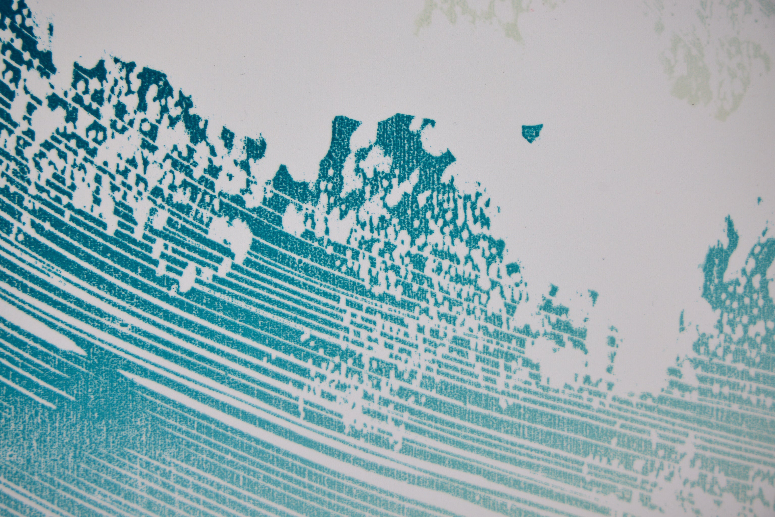 Detail: Ausschnitt mit petrolfarbenen Linien und Punktrastern auf weißem Papier. Holzschnitt "Driven on by the Wind" von Rod Nelson.