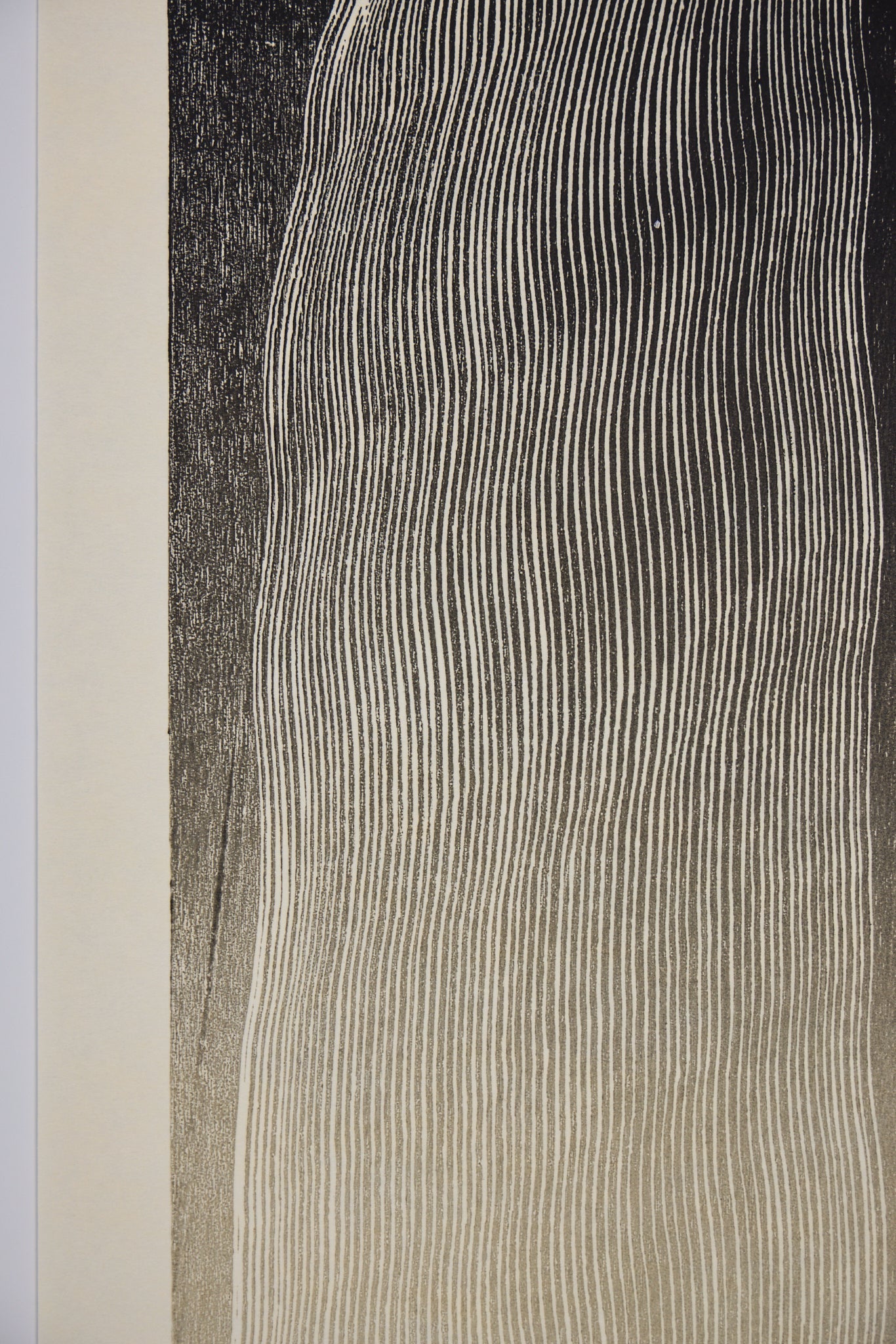 Detail: Ausschnitt mit vertikalen hellen Linien, links Papierkante sichtbar. Holzschnitt "Falls" von Rod Nelson ARE.