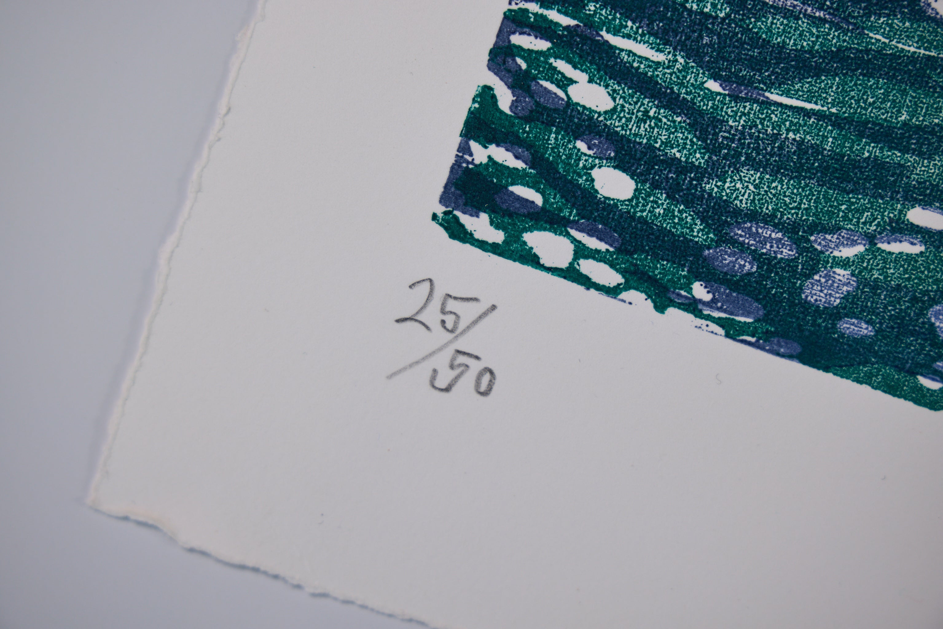 Detail: Ausschnitt mit Auflagennummer 25/50 in Bleistift neben grün-blauer Druckkante. Holzschnitt "Havn III" von Rod Nelson.