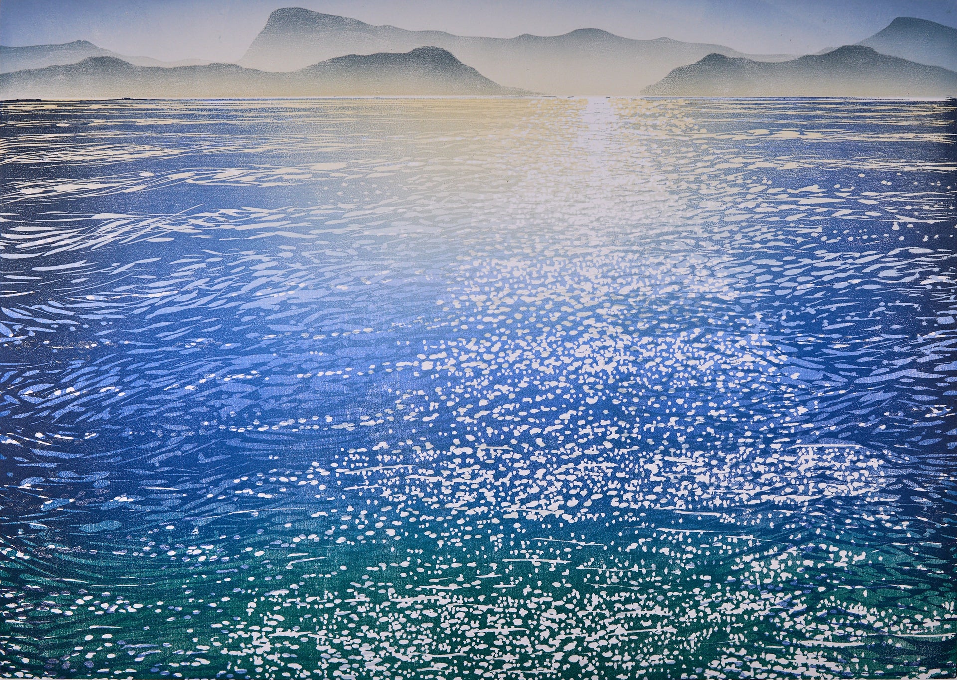 Querformatige Druckgrafik mit glitzernder Wasserfläche und Bergsilhouetten im Hintergrund. Holzschnitt "Havn III" von Rod Nelson ARE, 2019.