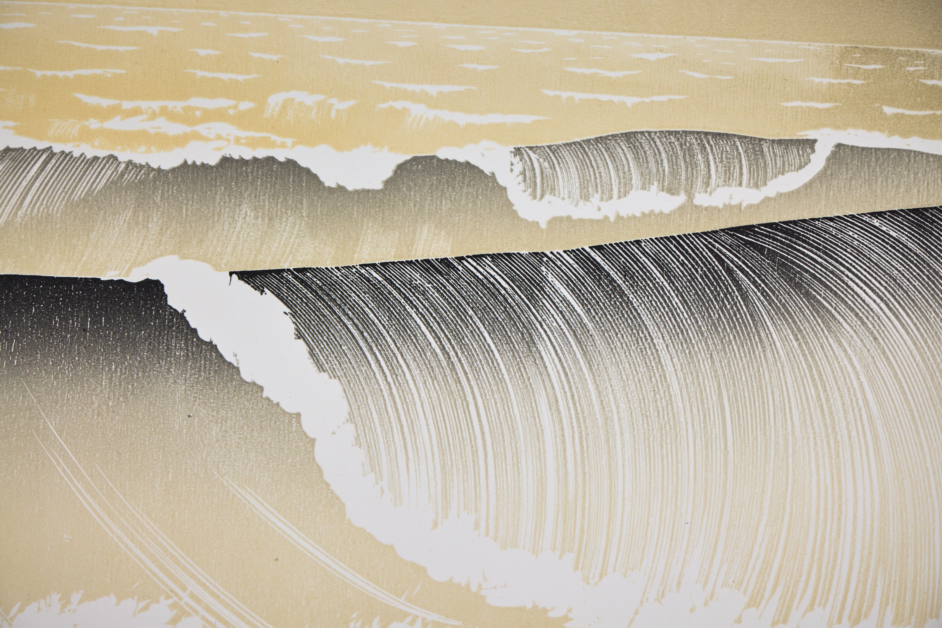 Detail: Ausschnitt mit zwei brechenden Wellenkämmen in Grau und Sand vor hellem Himmel. Holzschnitt "Red Sand" von Rod Nelson.
