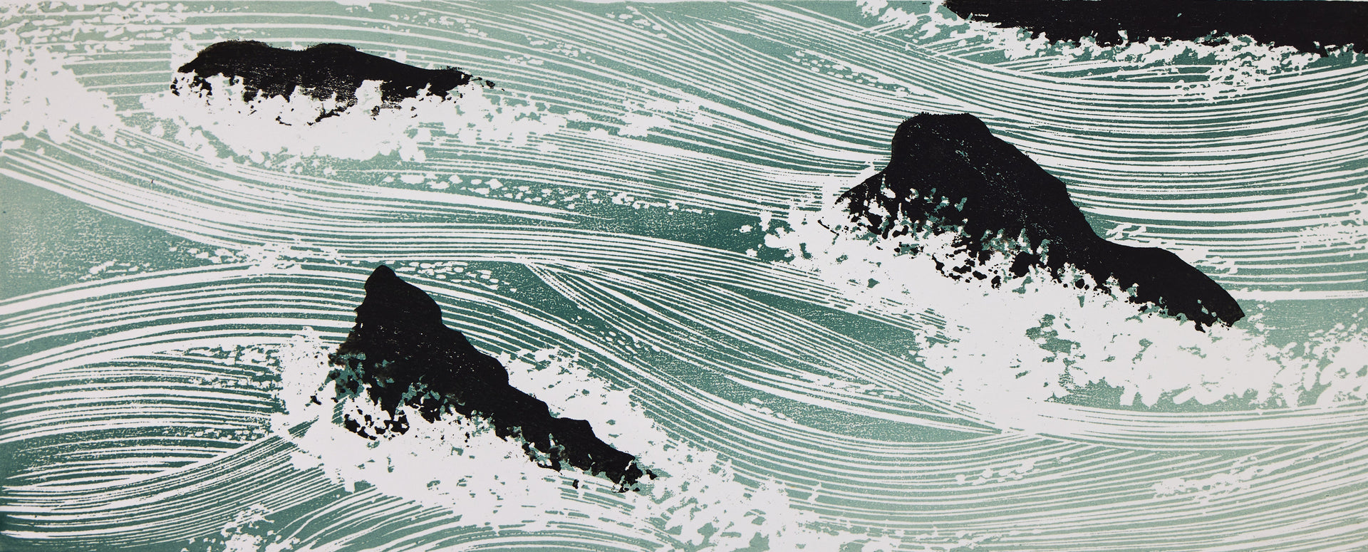 Querformatige Druckgrafik mit drei dunklen Felsformationen in bewegtem grünem Wasser. Holzschnitt "Study in Flow I" von Rod Nelson ARE, 2025.