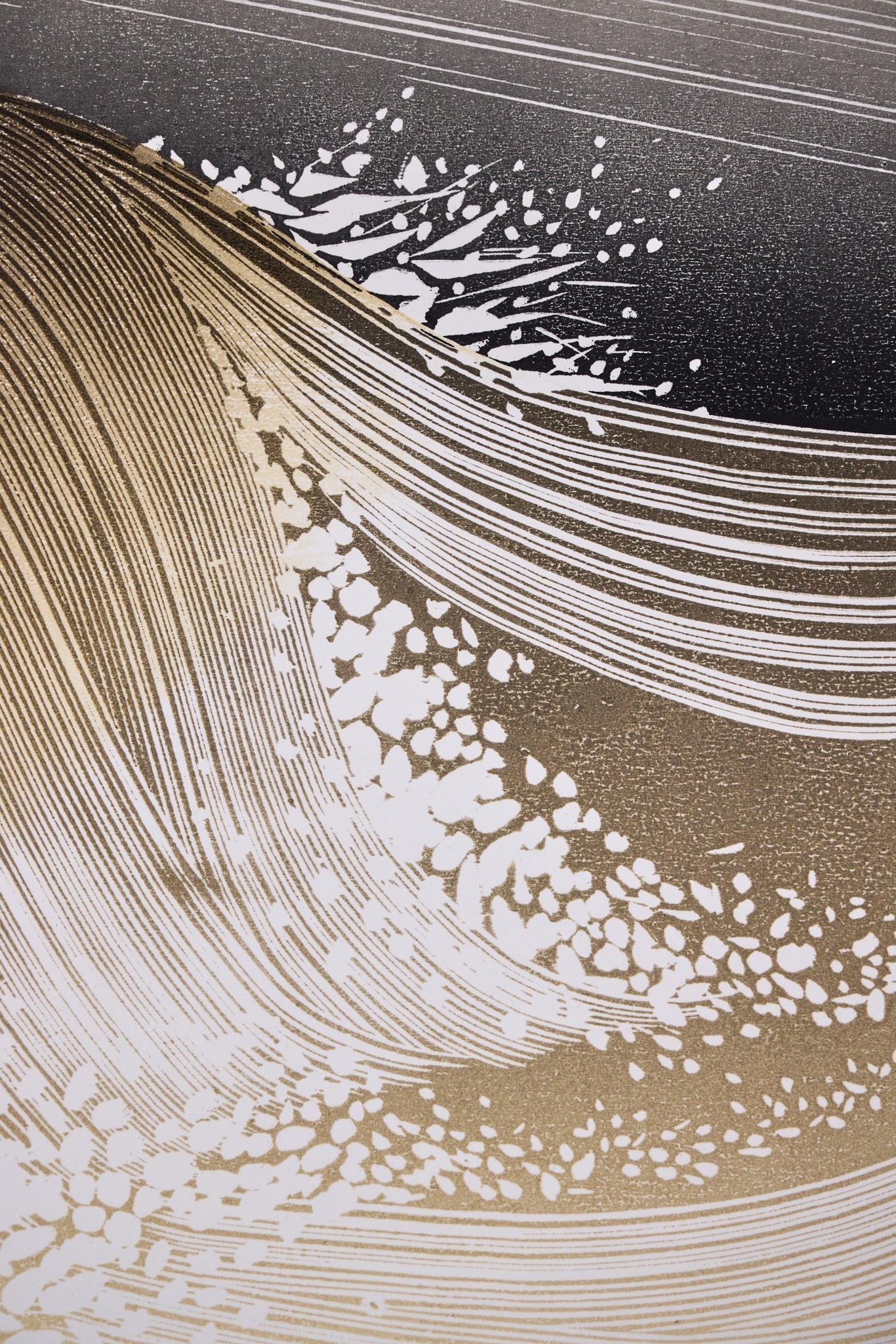 Detail: Ausschnitt mit geschwungener goldener Welle und weißen Spritzern vor schwarzem Grund. Holzschnitt "The Irascible Sea" von Rod Nelson ARE.