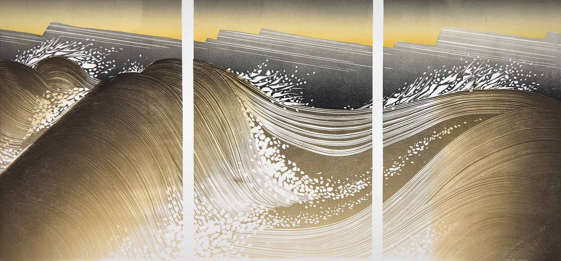 Triptychon mit drei vertikalen Wellenpanelen in goldenen und schwarzen Tönen. Holzschnitt "The Irascible Sea" von Rod Nelson ARE, 2020.