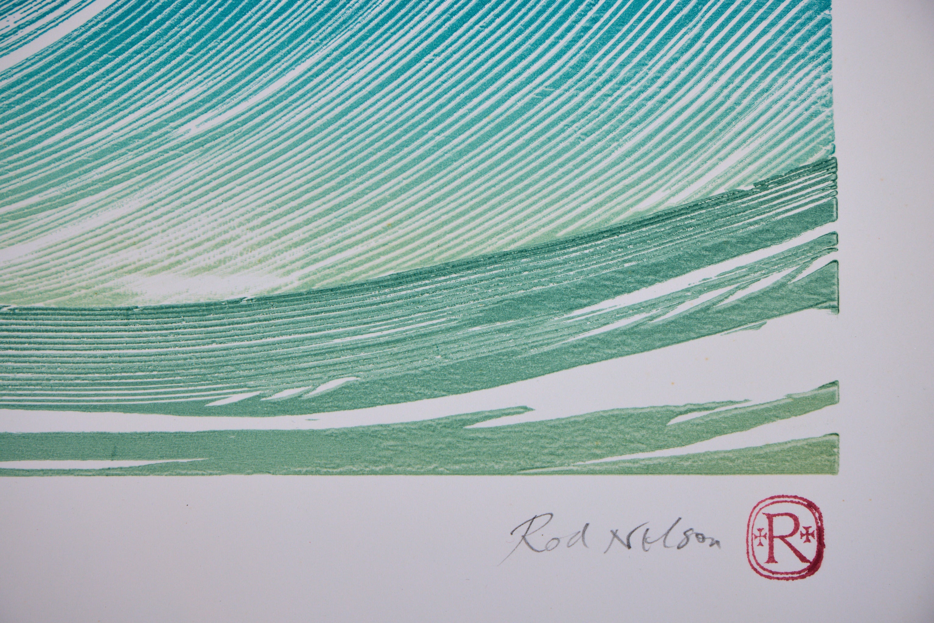 Detail: Ausschnitt mit türkis-grünen Wellenlinien und Signatur Rod Nelson mit rotem Stempel. Holzschnitt "Tide Race" von Rod Nelson.