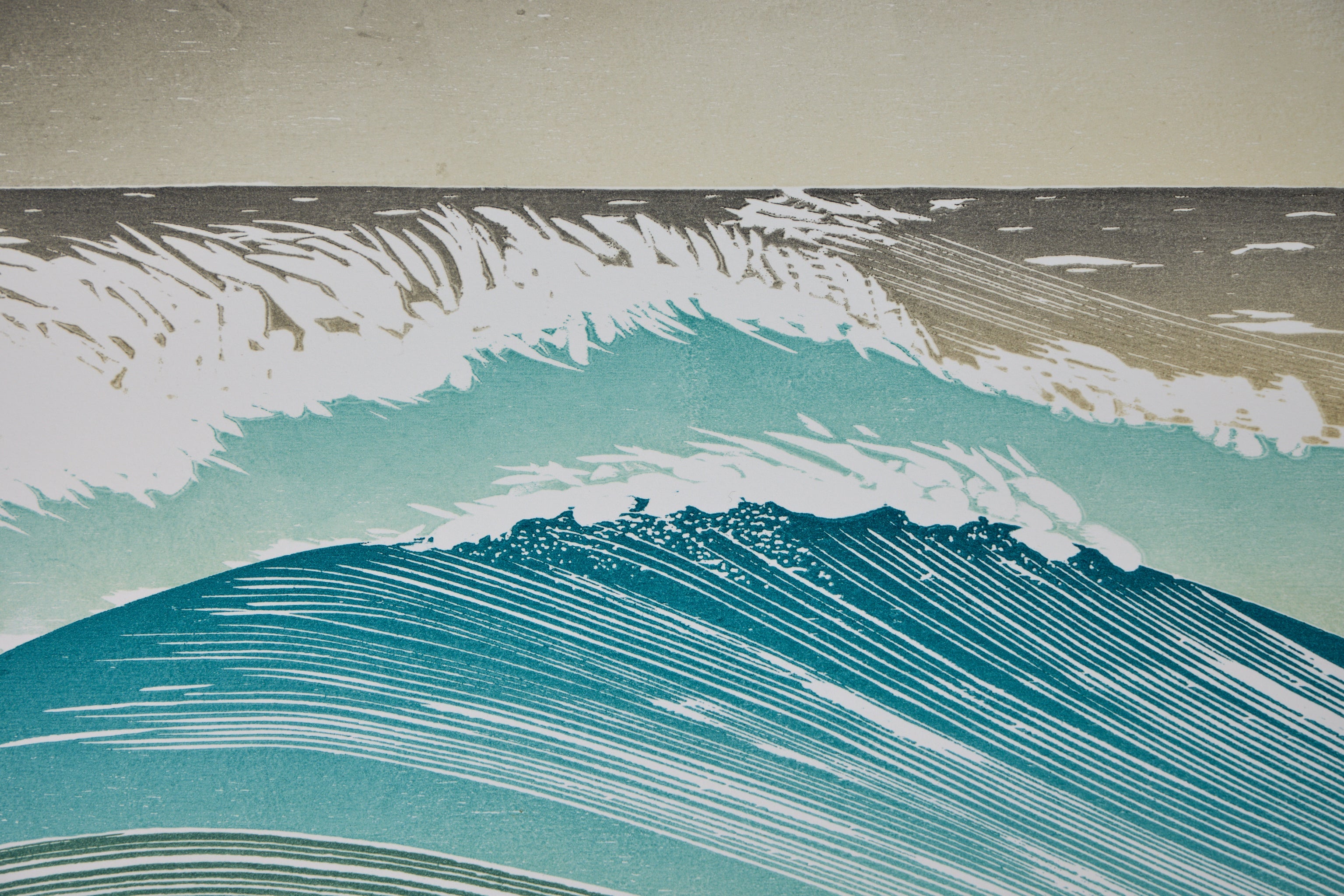 Detail: Ausschnitt mit zwei gestaffelten Wellen in Türkis und Sand vor hellem Himmel. Holzschnitt "Tide Race" von Rod Nelson.