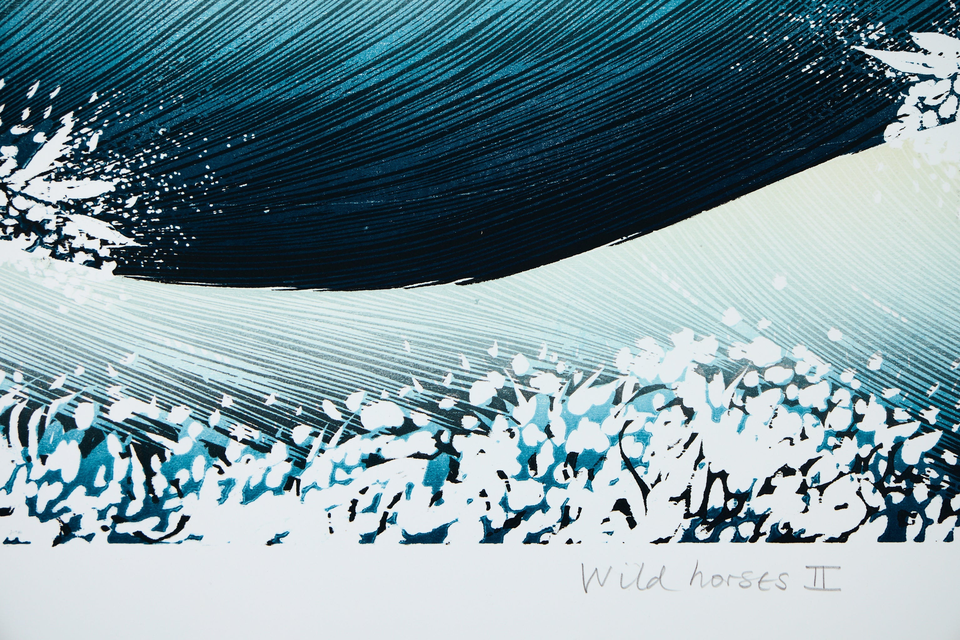 Detail: Ausschnitt mit dunkelblauer Welle und Gischtspritzern, Titel Wild horses II. Holzschnitt "Wild Horses II" von Rod Nelson.