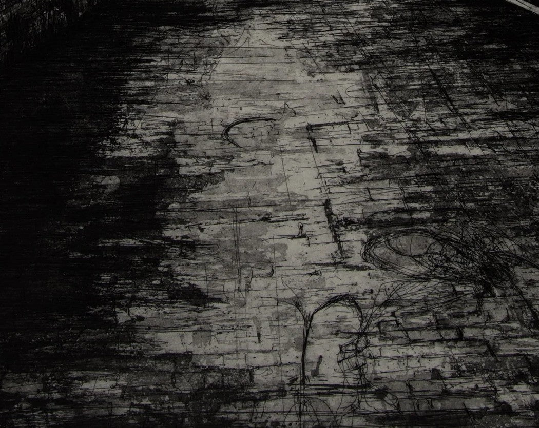 Detail: Detail des Bodens mit Holzbohlen und losen Linienkritzeln. Radierung "Basement" von Jemma Gunning.